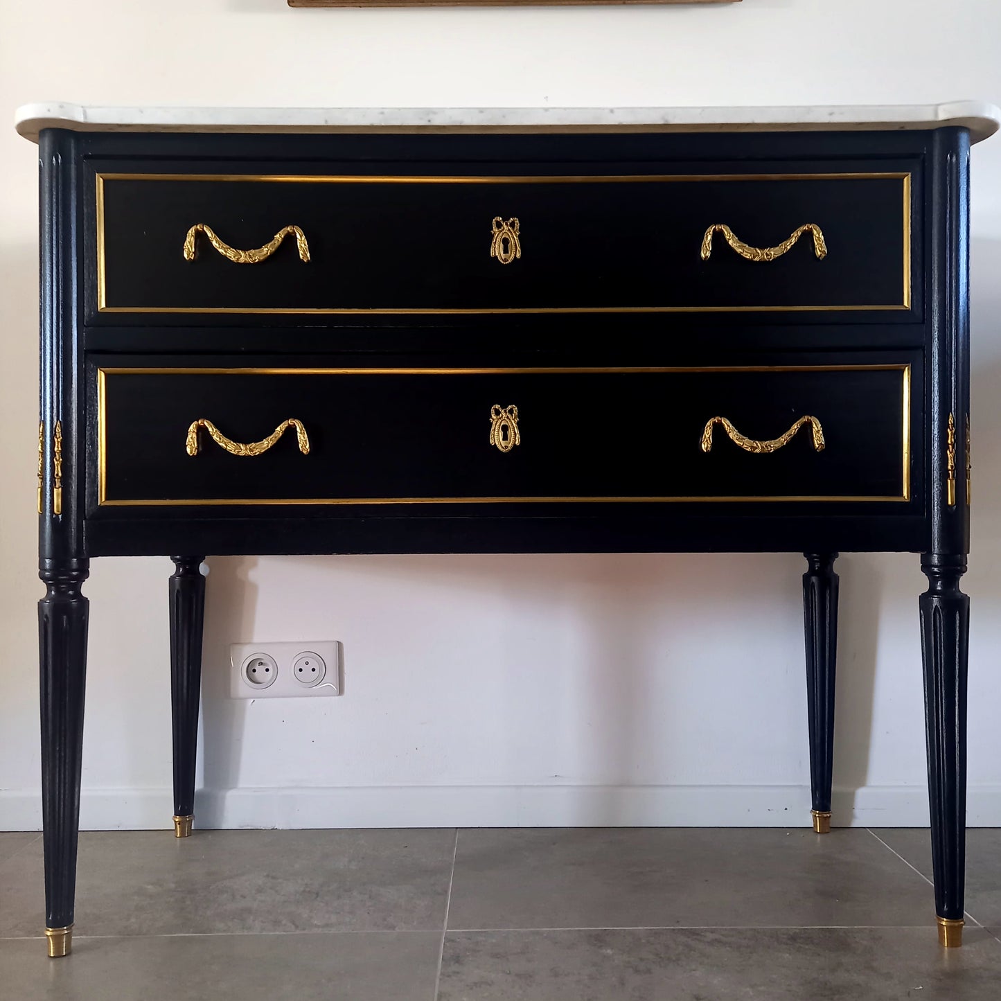 Commode Louis XVI, marbre de Carrare, bronze.