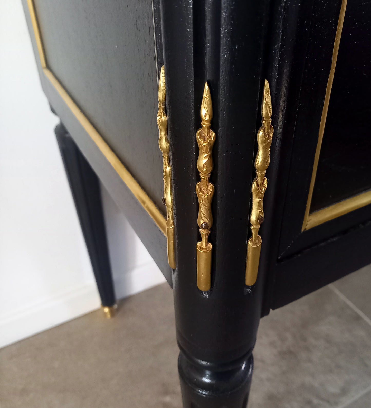 Commode Louis XVI, marbre de Carrare, bronze.