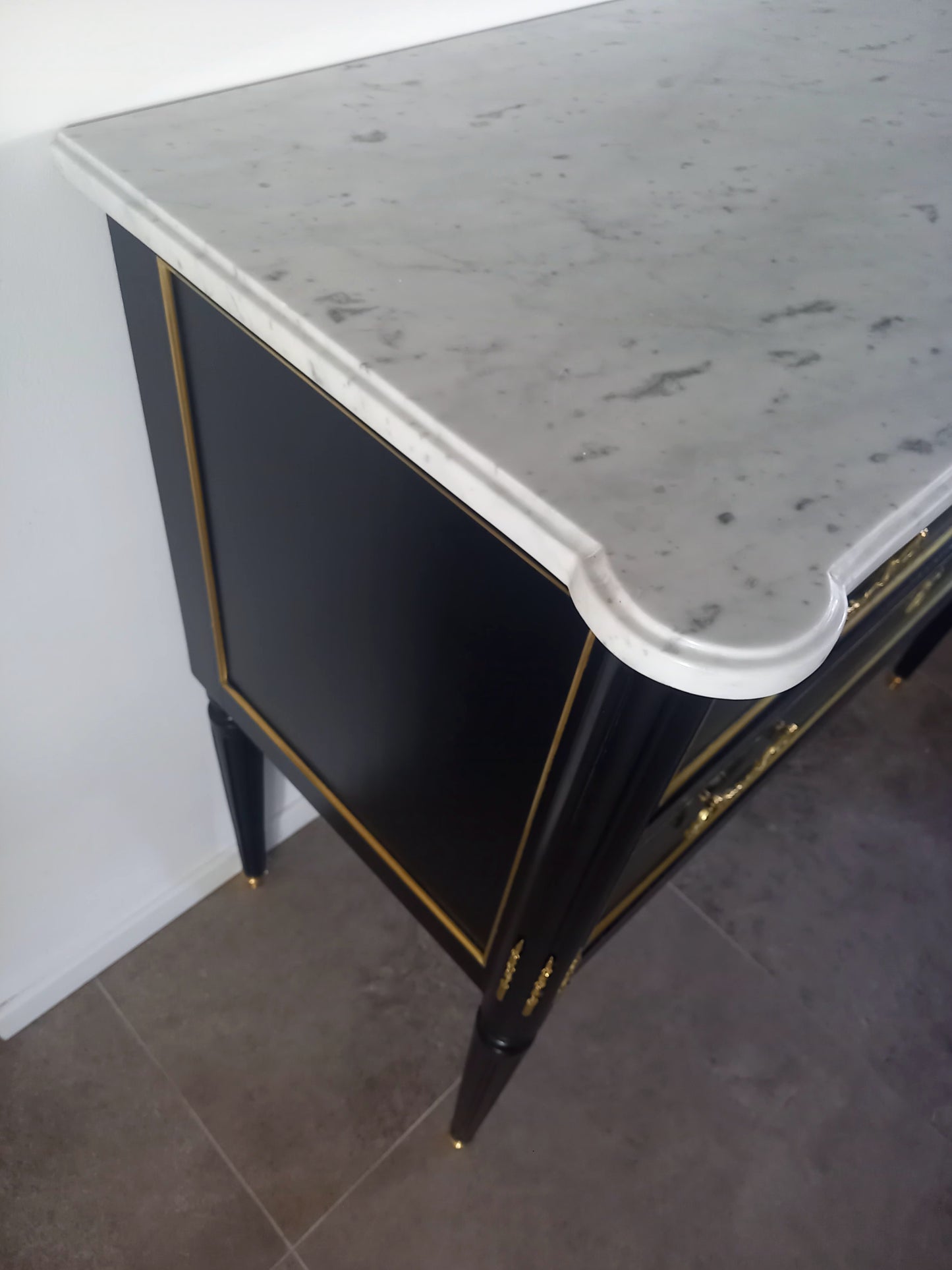 Commode Louis XVI, marbre de Carrare, bronze.