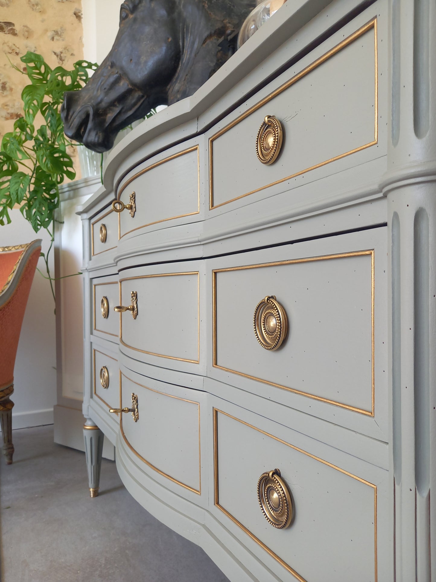 Commode galbée Louis XVI