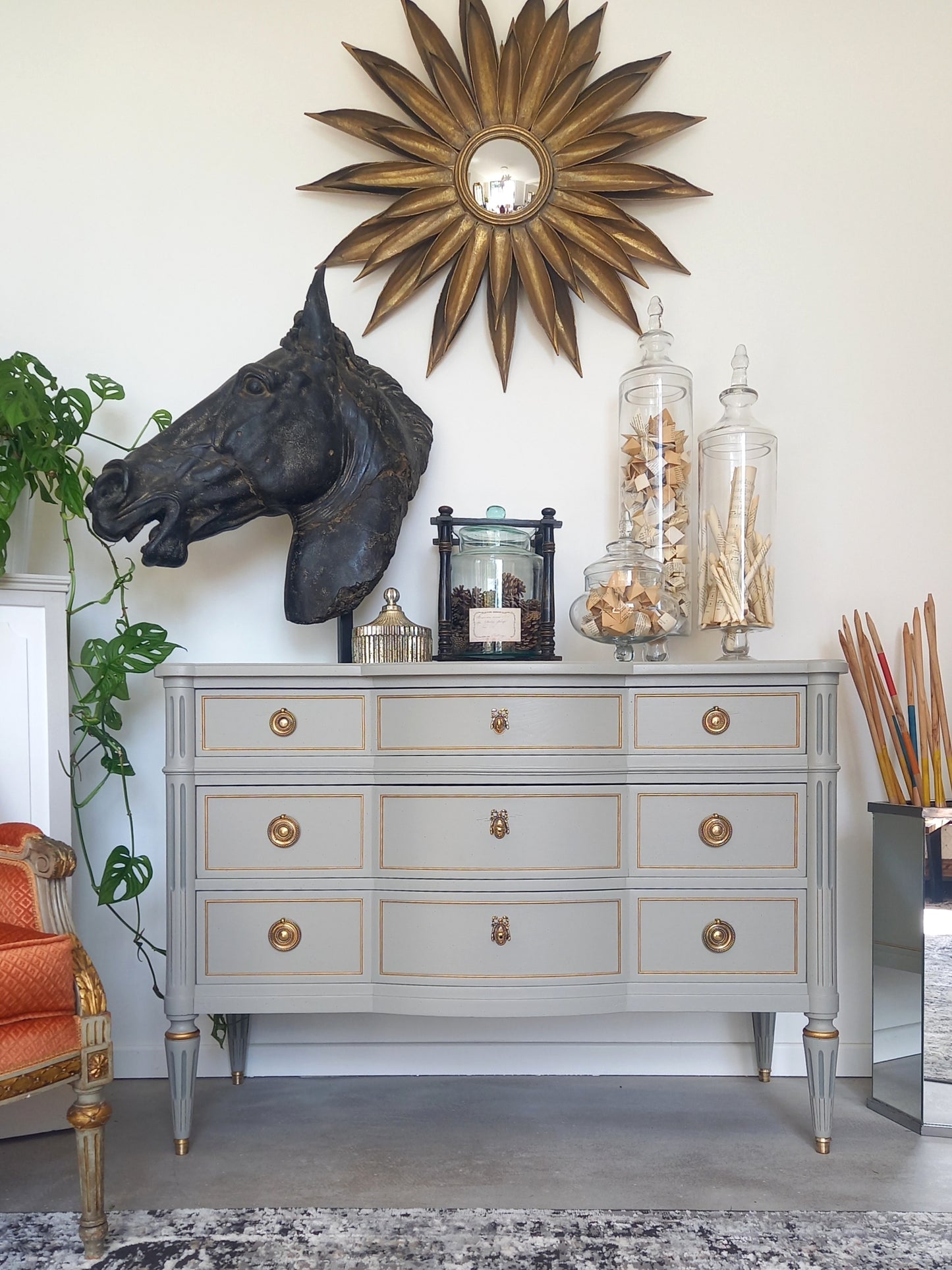 Commode galbée Louis XVI