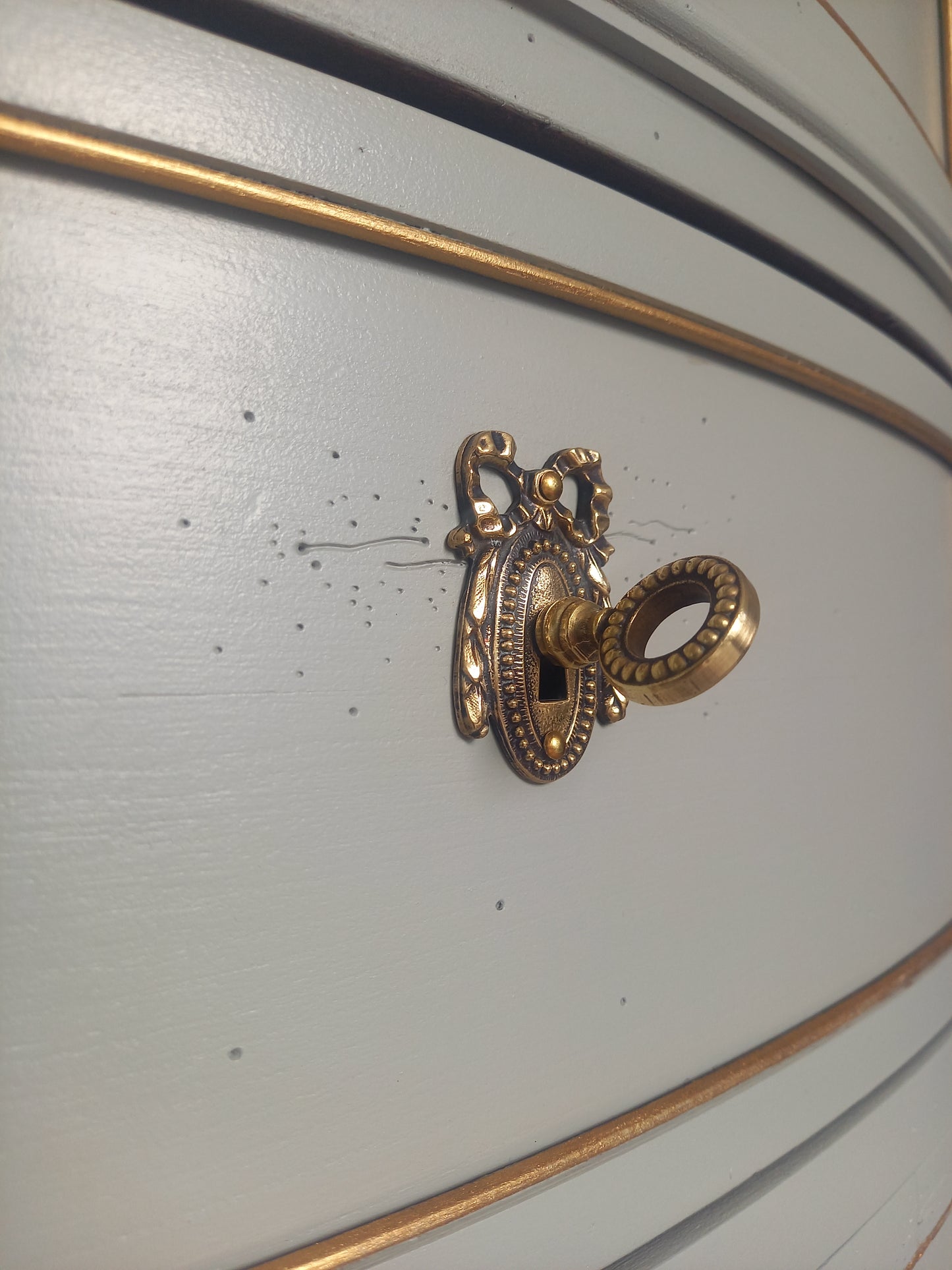 Commode galbée Louis XVI