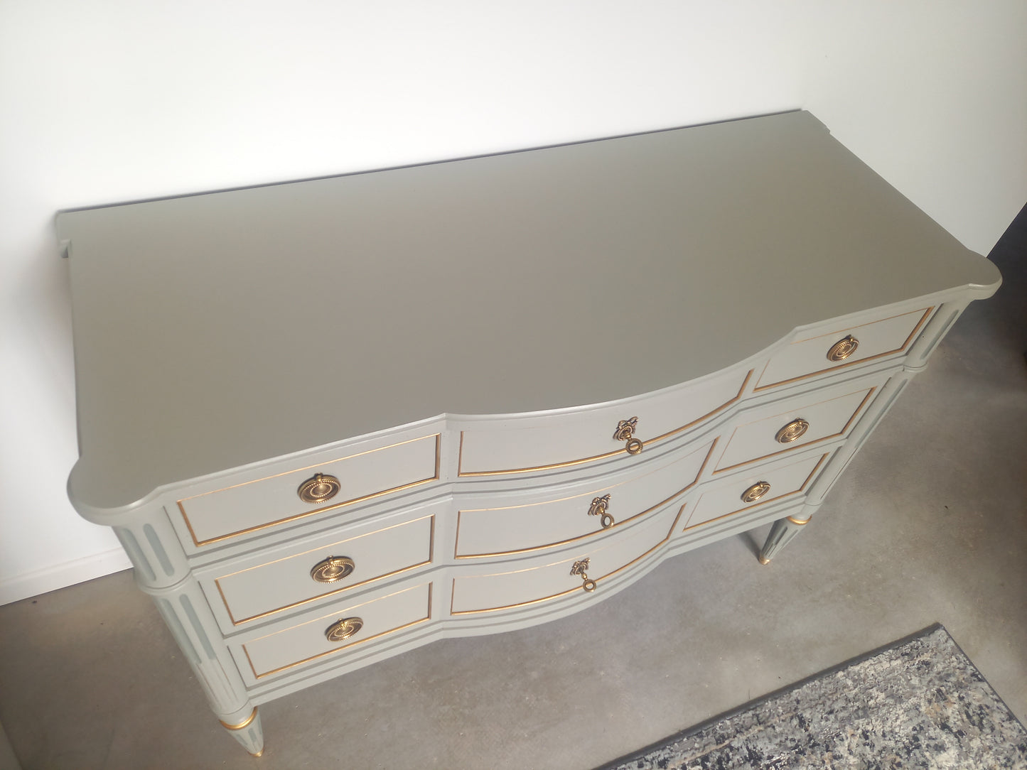 Commode galbée Louis XVI