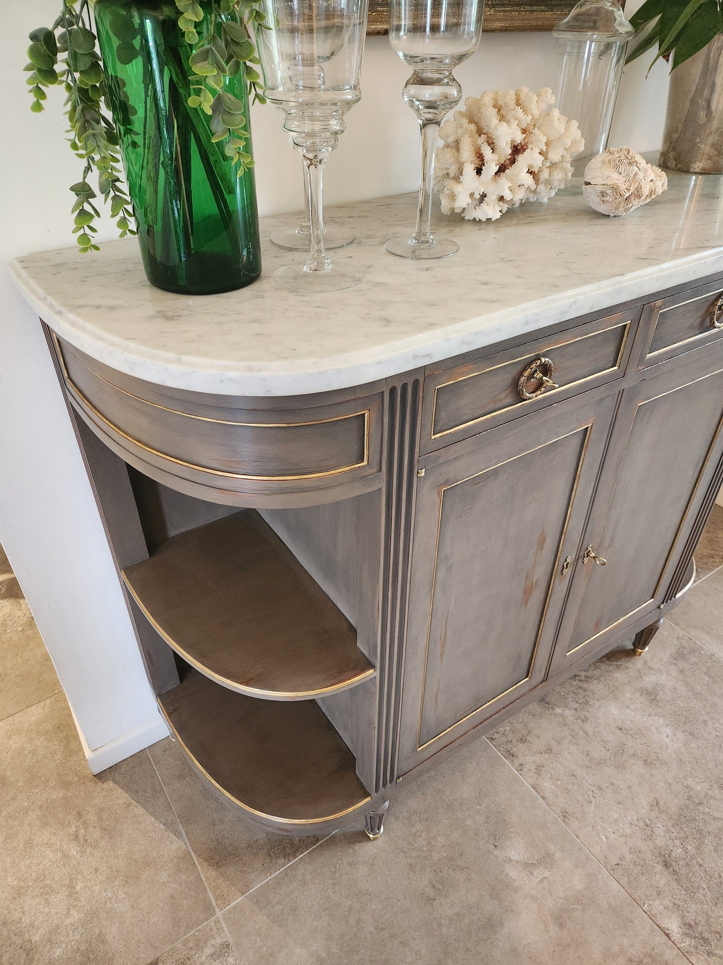 Buffet Louis XVI, marbre de carrare et détails en bronze.