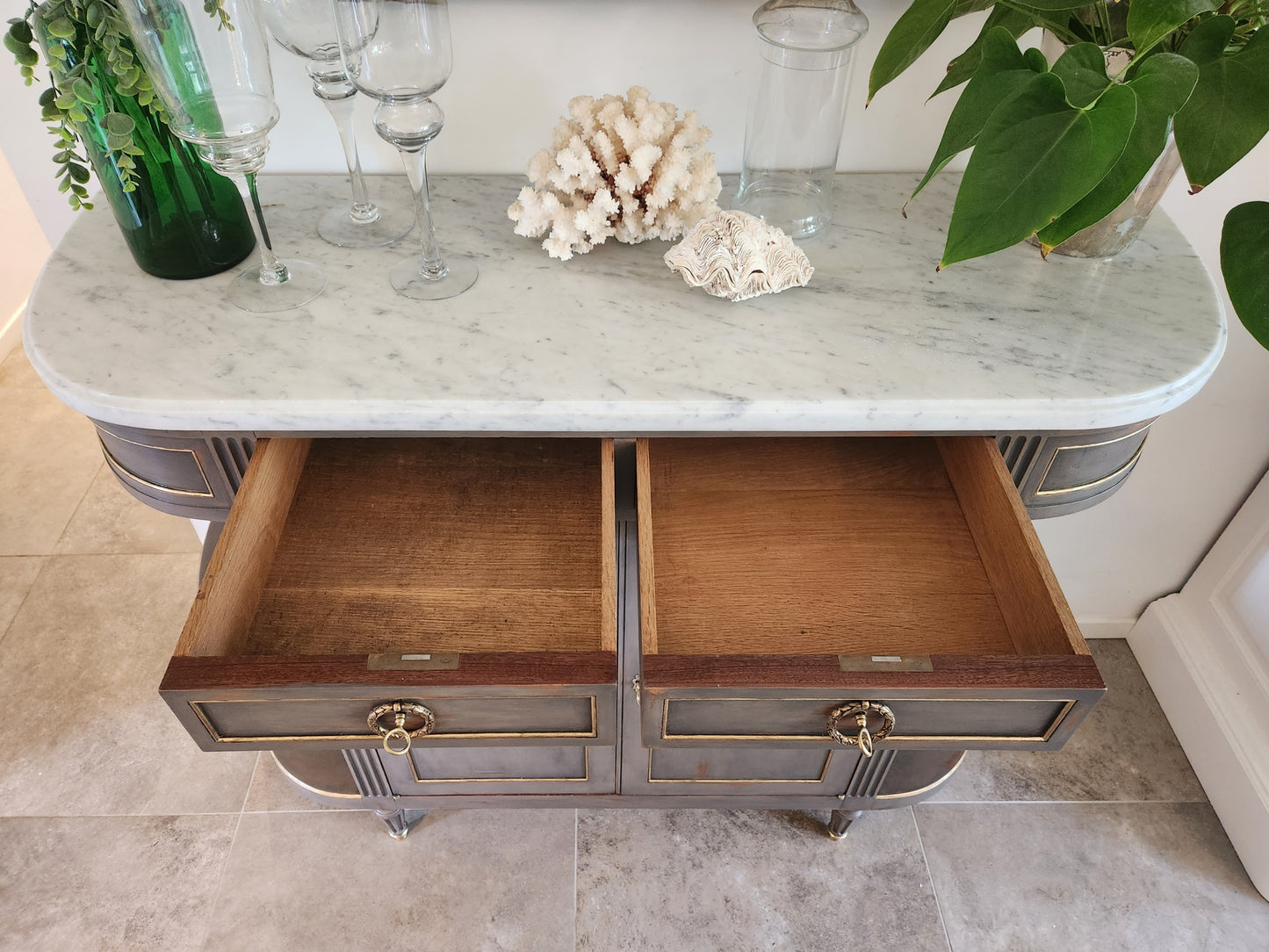 Buffet Louis XVI, marbre de carrare et détails en bronze.