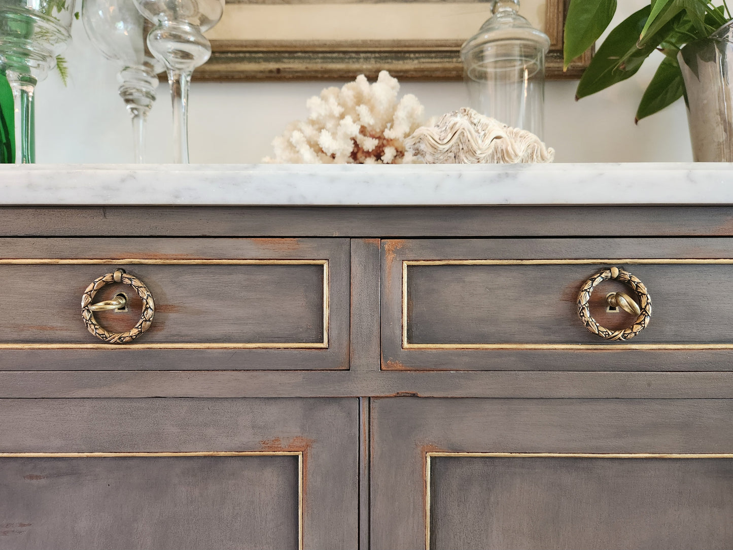 Buffet Louis XVI, marbre de carrare et détails en bronze.