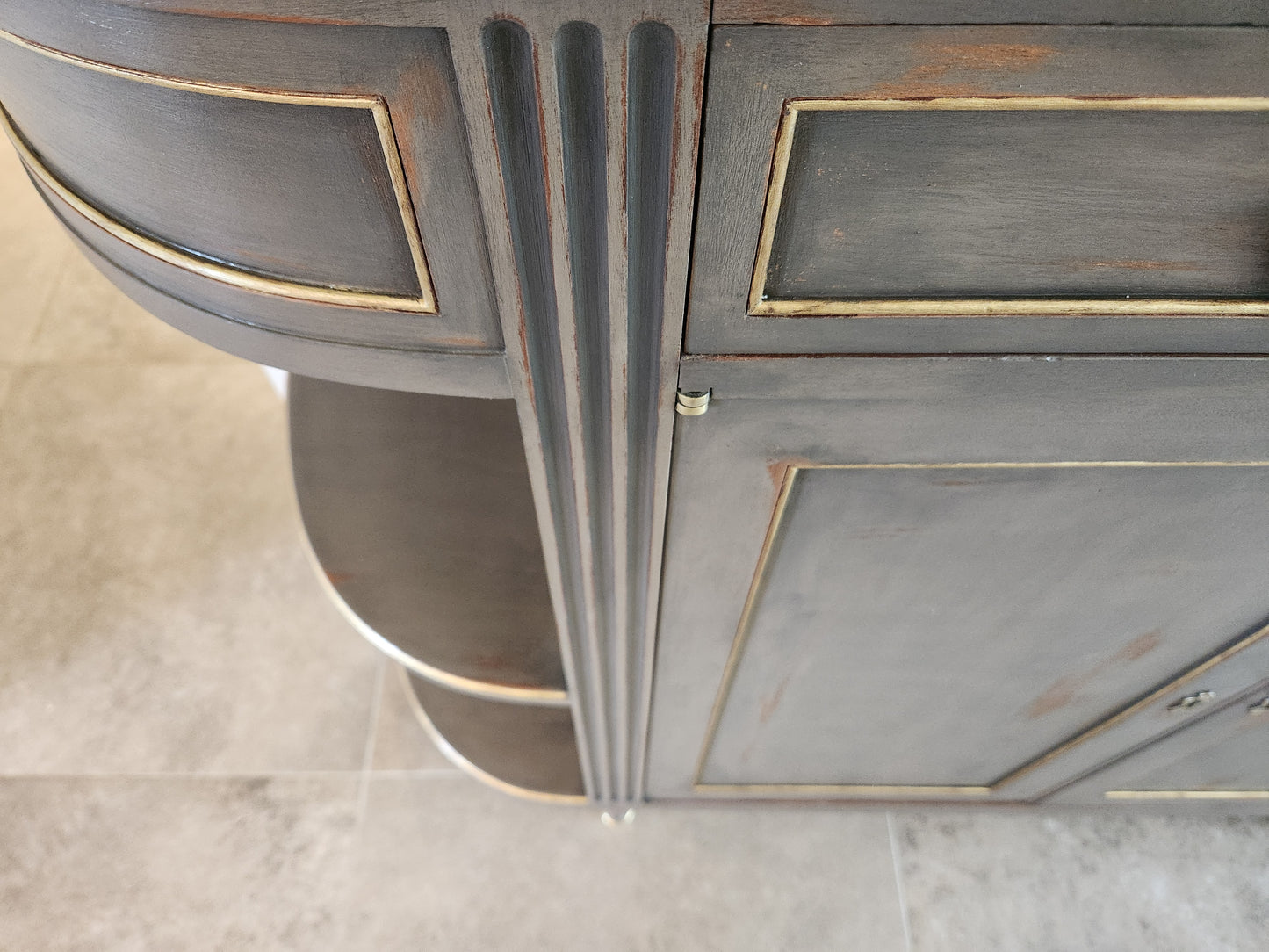 Buffet Louis XVI, marbre de carrare et détails en bronze.