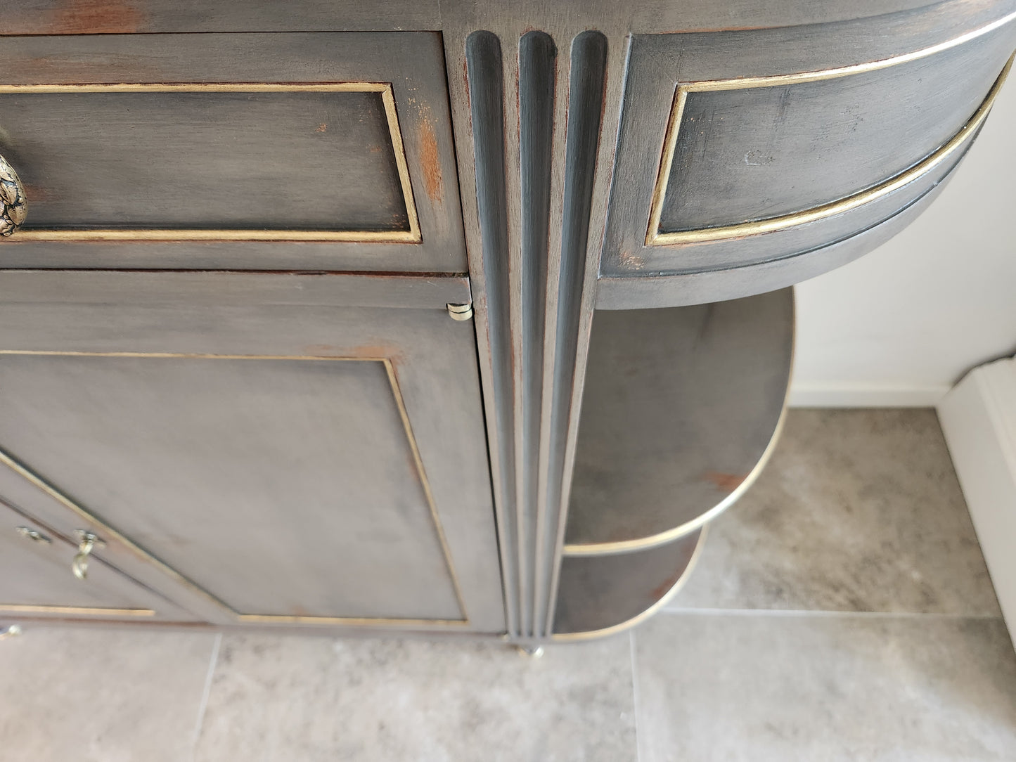 Buffet Louis XVI, marbre de carrare et détails en bronze.