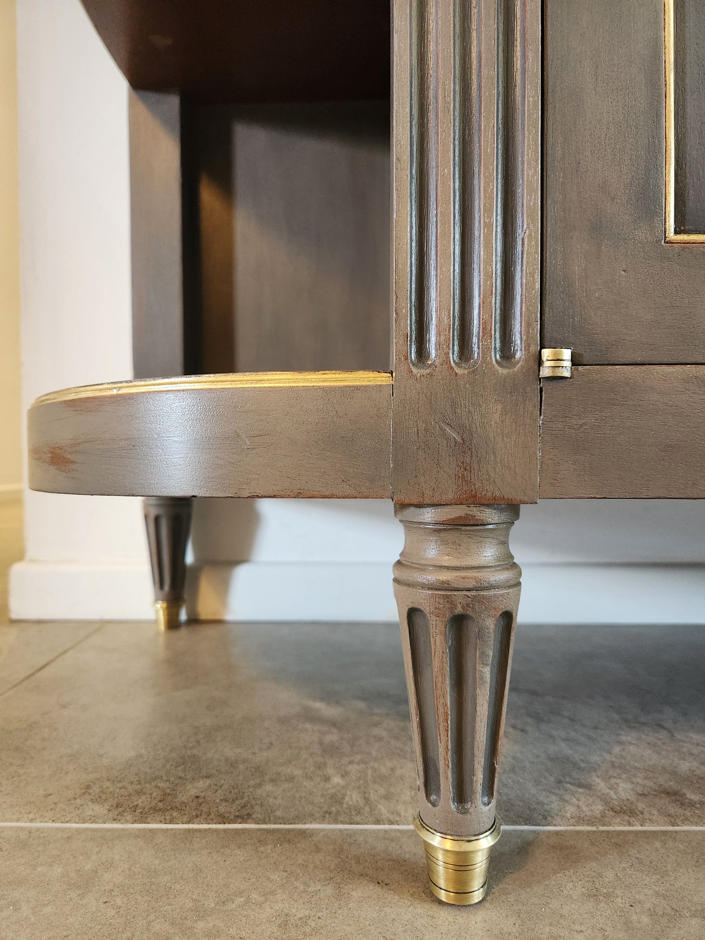 Buffet Louis XVI, marbre de carrare et détails en bronze.