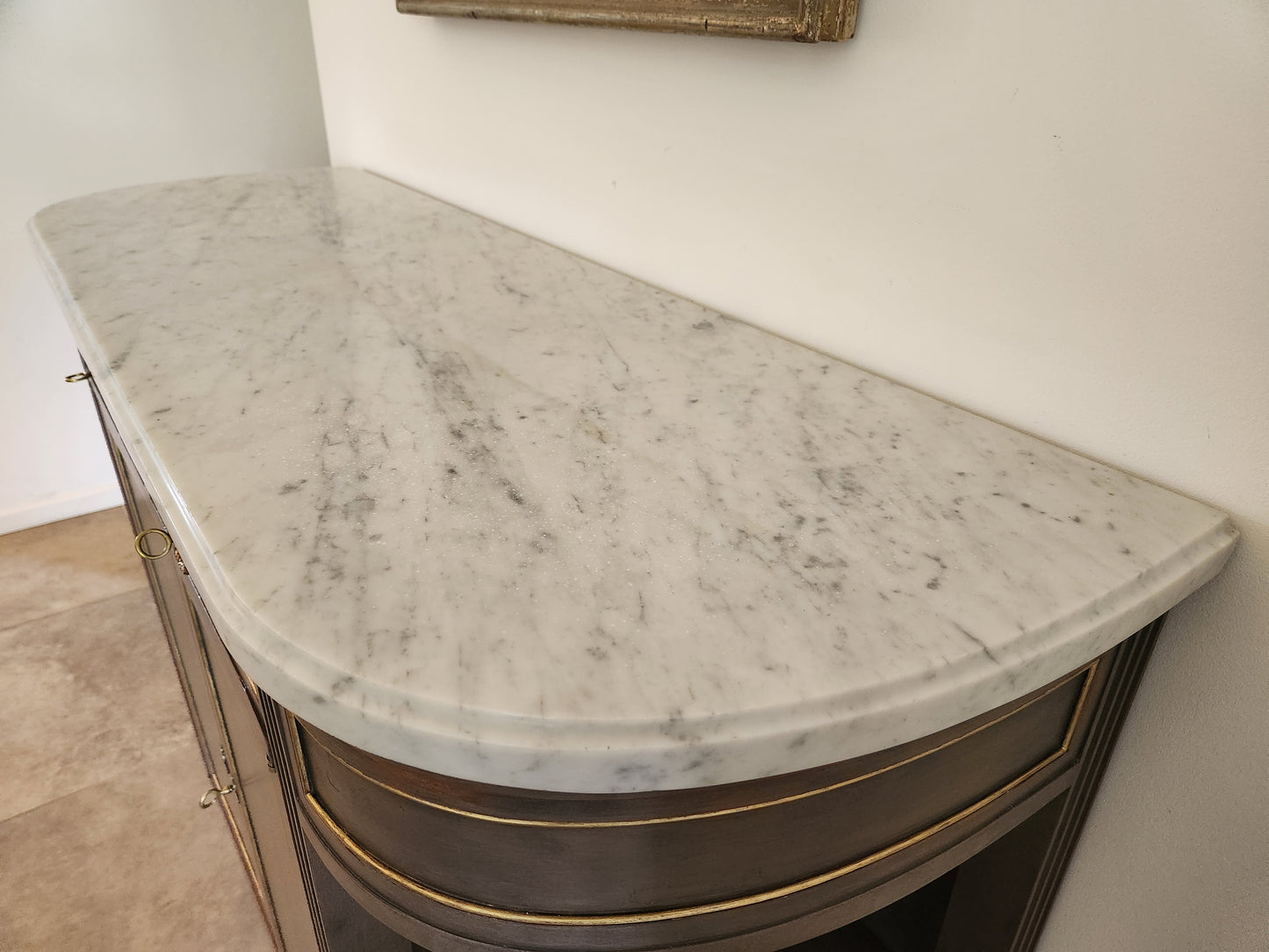 Buffet Louis XVI, marbre de carrare et détails en bronze.