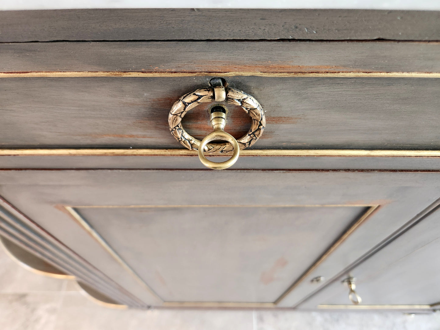 Buffet Louis XVI, marbre de carrare et détails en bronze.