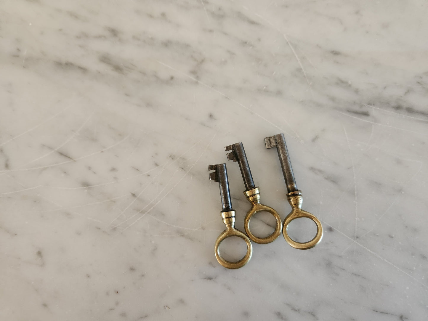 Buffet Louis XVI, marbre de carrare et détails en bronze.