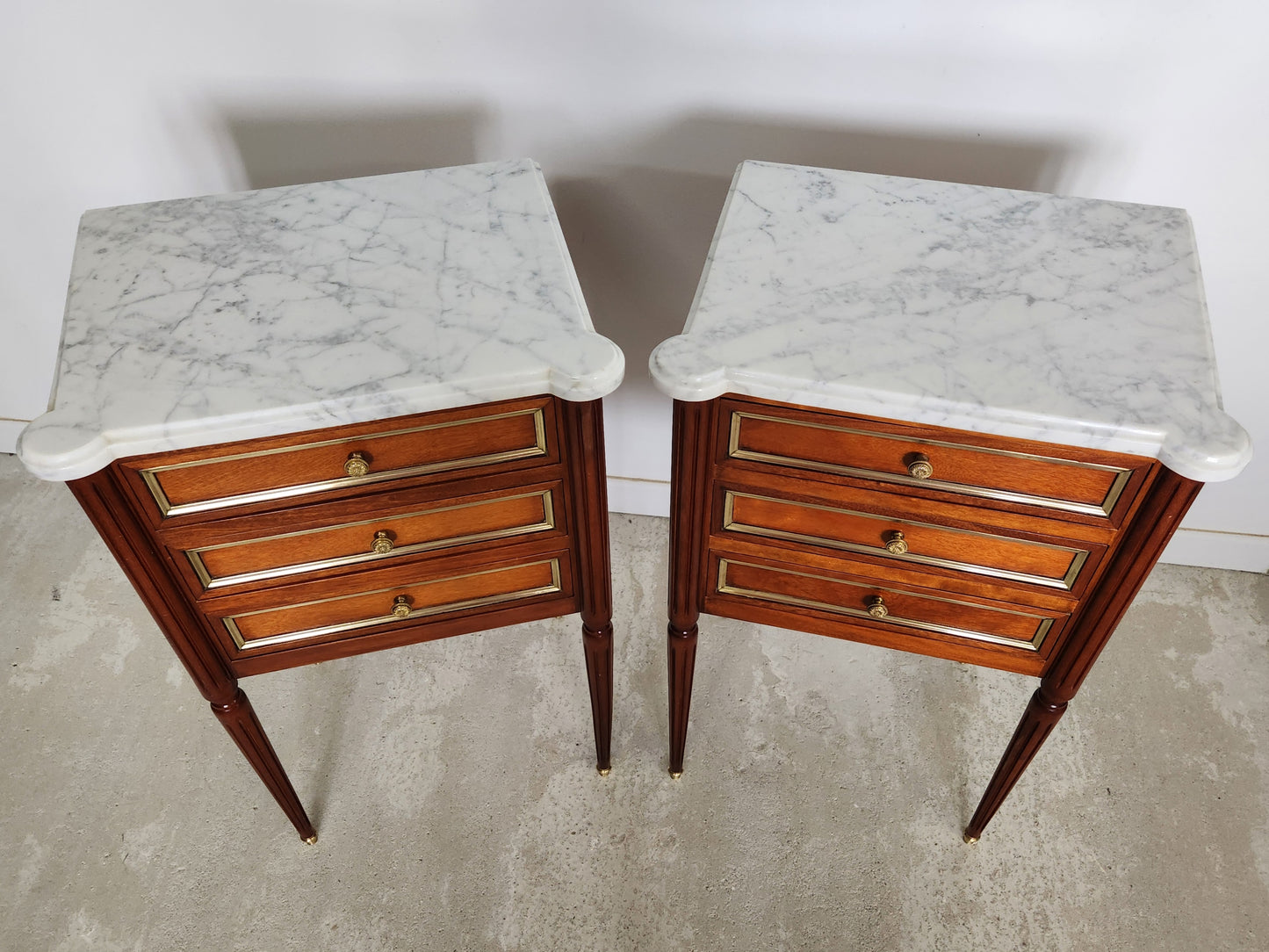 Paire de chevets Louis XVI, marbre de Carrare.