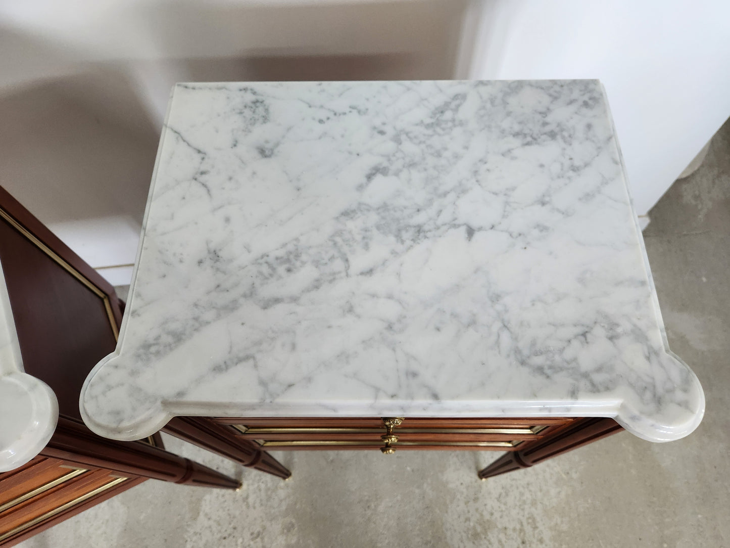 Paire de chevets Louis XVI, marbre de Carrare.