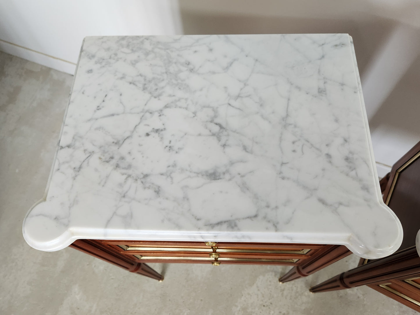 Paire de chevets Louis XVI, marbre de Carrare.