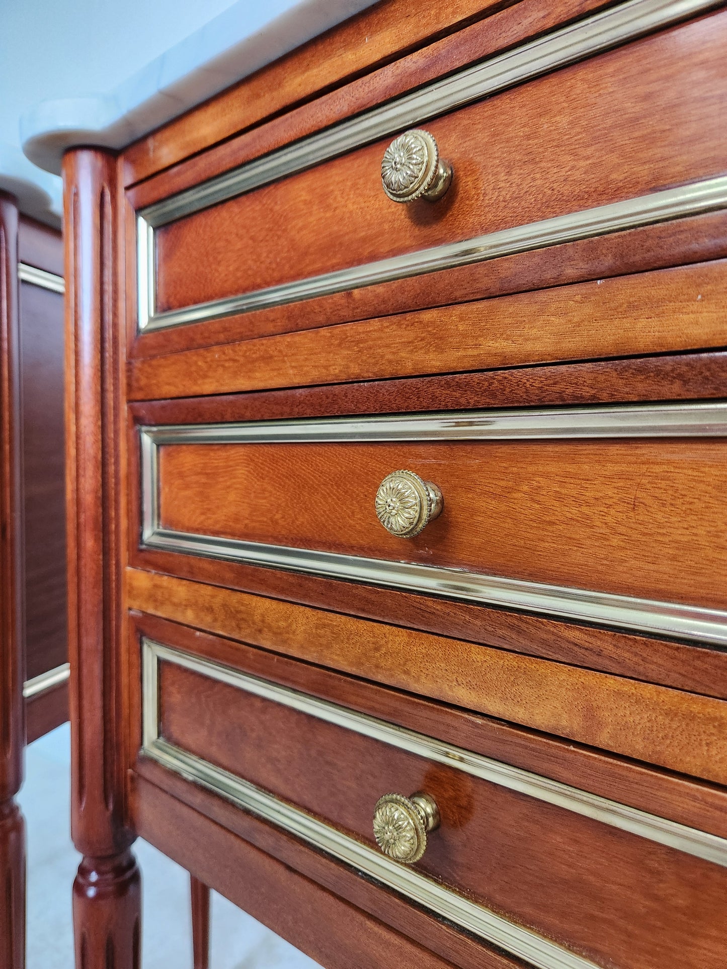 Paire de chevets Louis XVI, marbre de Carrare.