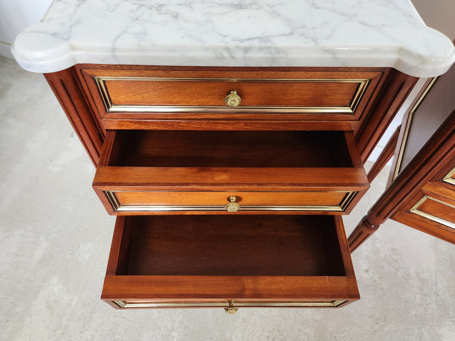 Paire de chevets Louis XVI, marbre de Carrare.