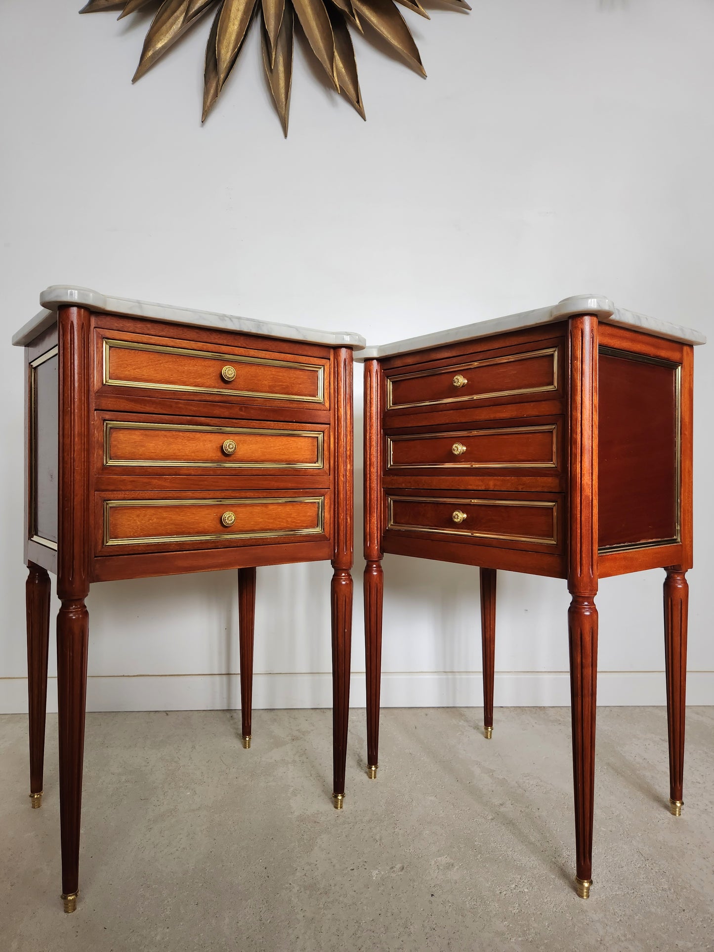 Paire de chevets Louis XVI, marbre de Carrare.