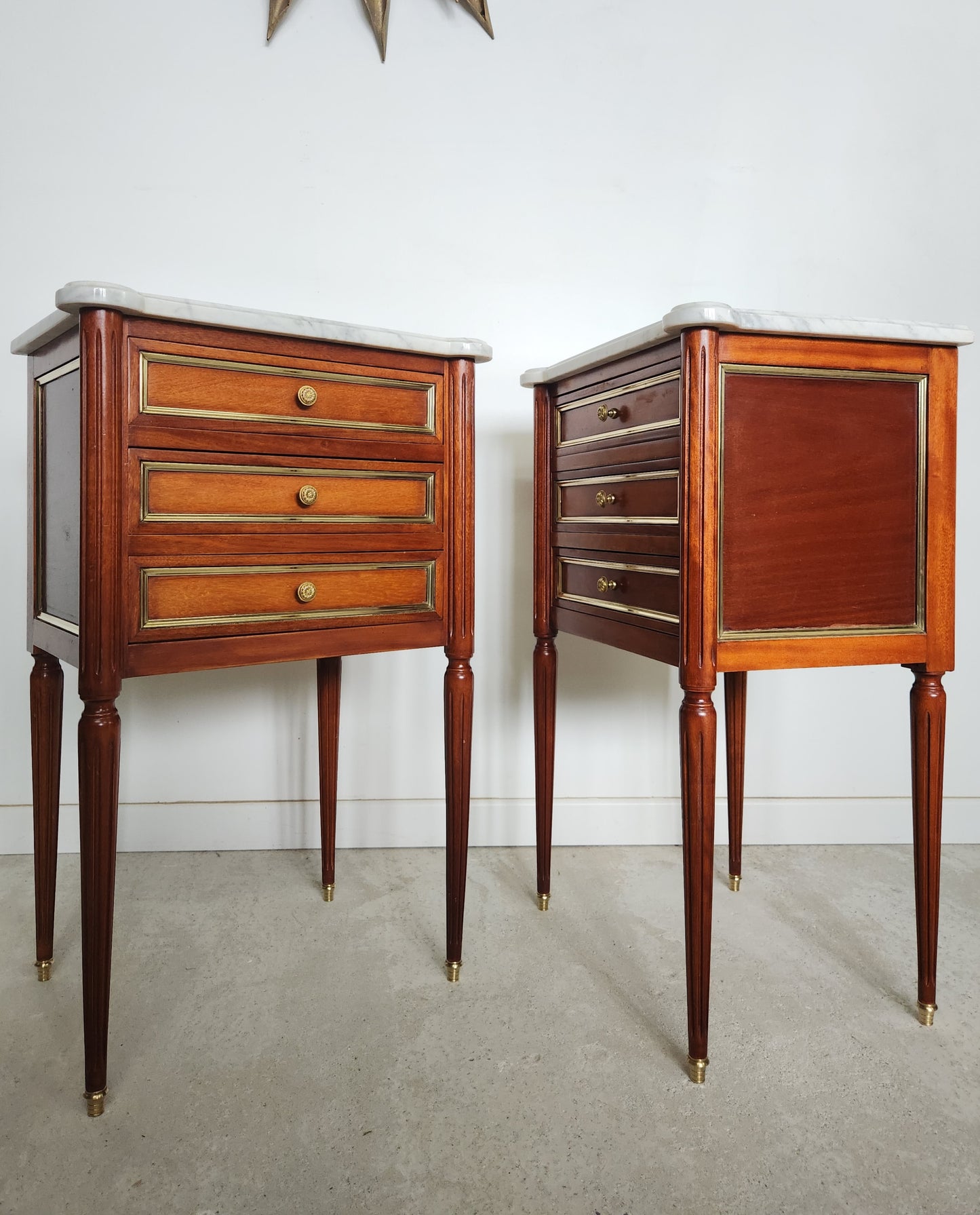 Paire de chevets Louis XVI, marbre de Carrare.