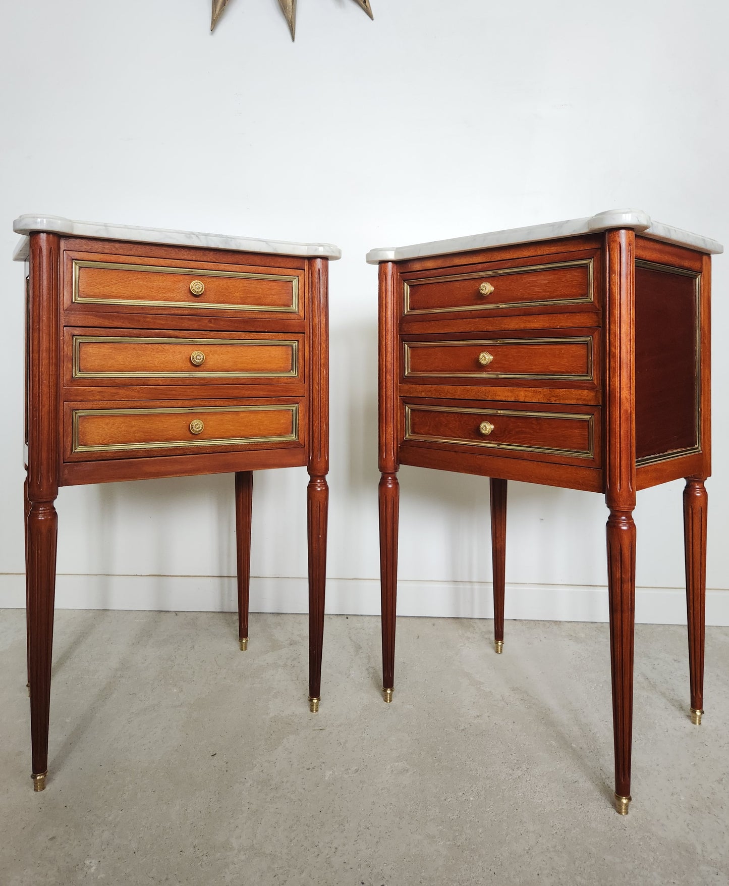 Paire de chevets Louis XVI, marbre de Carrare.