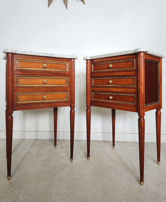 Paire de chevets Louis XVI, marbre de Carrare.