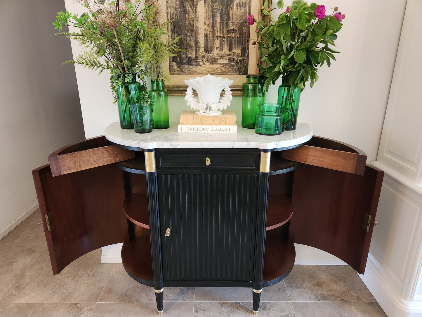 Buffet Louis XVI, marbre de Carrare, détails en bronze.