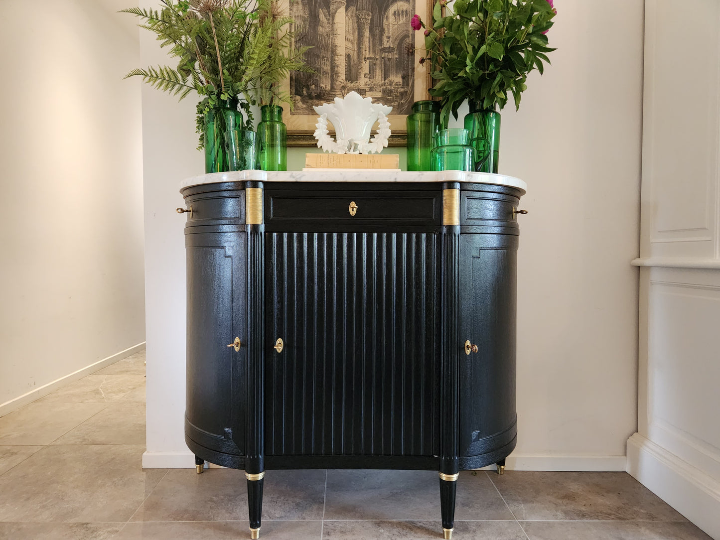 Buffet Louis XVI, marbre de Carrare, détails en bronze.