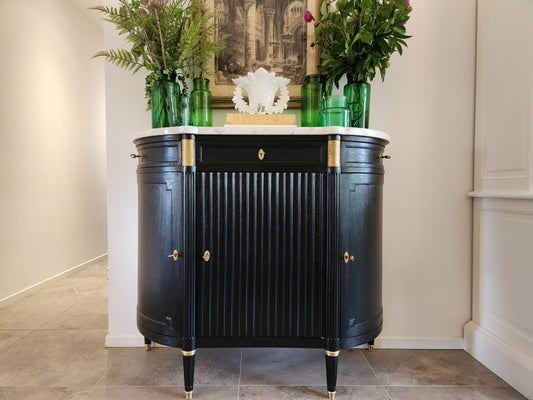 Buffet Louis XVI, marbre de Carrare, détails en bronze.