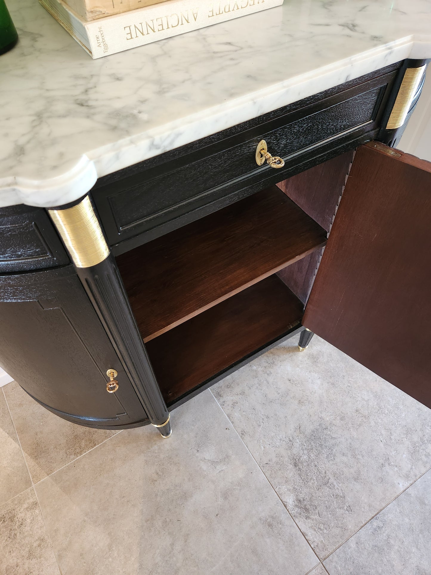 Buffet Louis XVI, marbre de Carrare, détails en bronze.