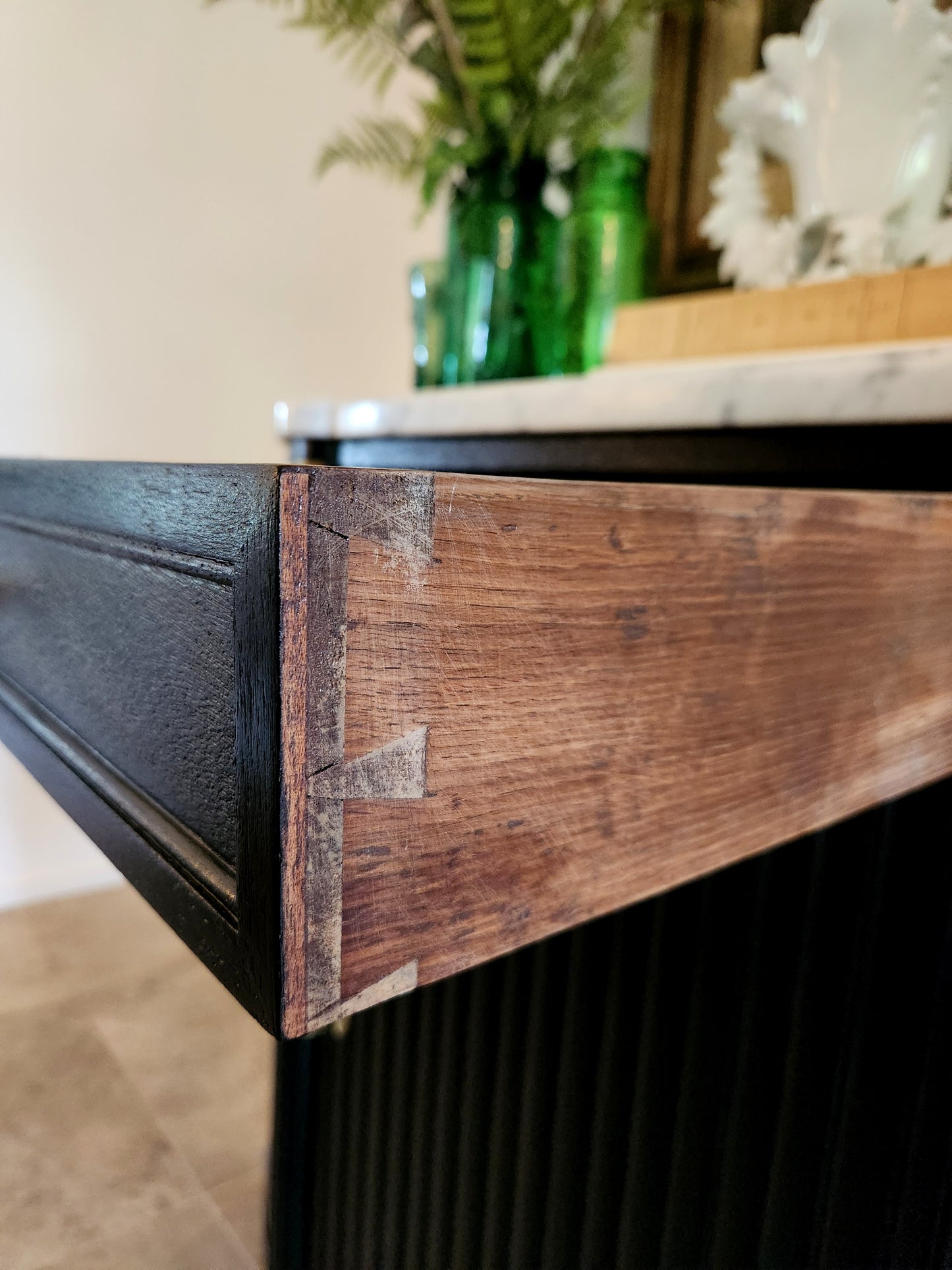 Buffet Louis XVI, marbre de Carrare, détails en bronze.