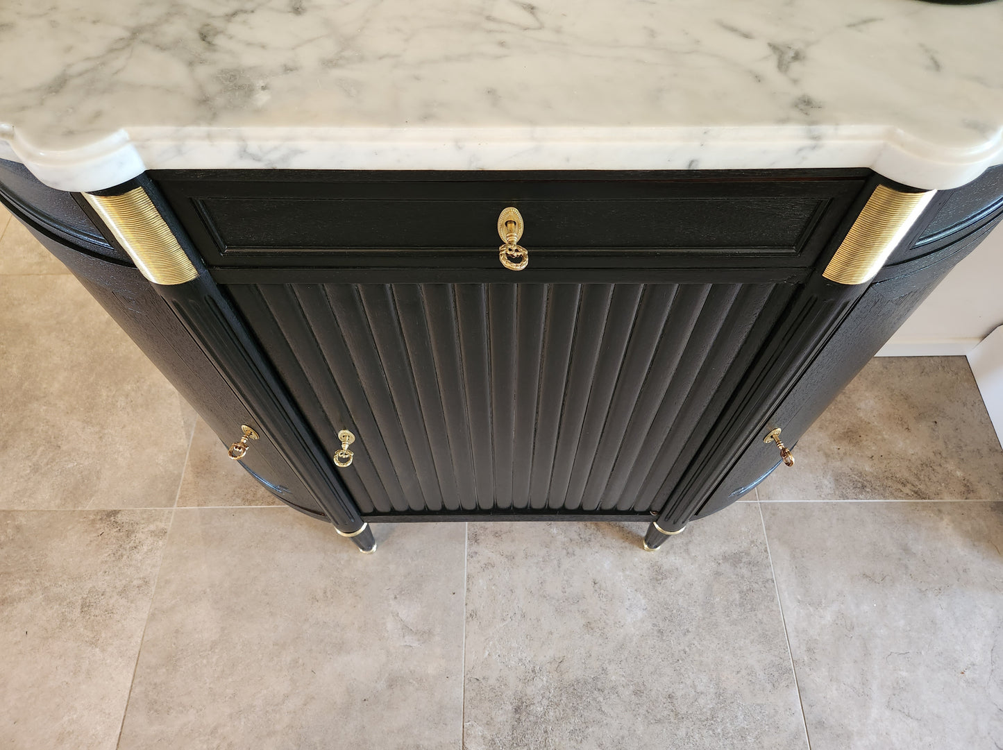 Buffet Louis XVI, marbre de Carrare, détails en bronze.