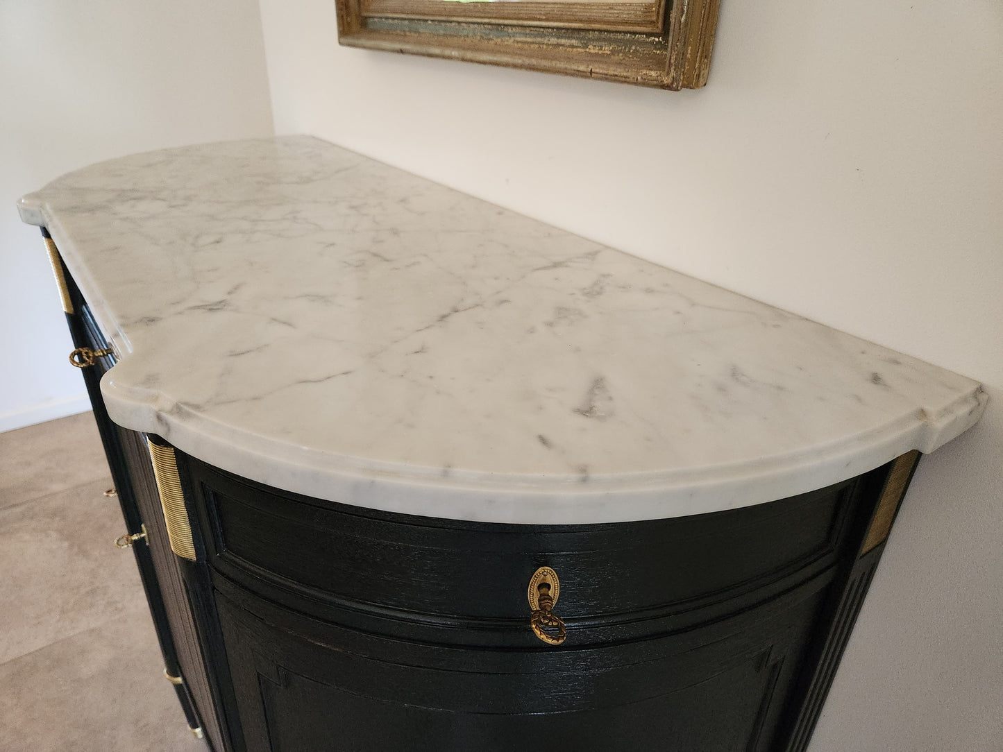 Buffet Louis XVI, marbre de Carrare, détails en bronze.