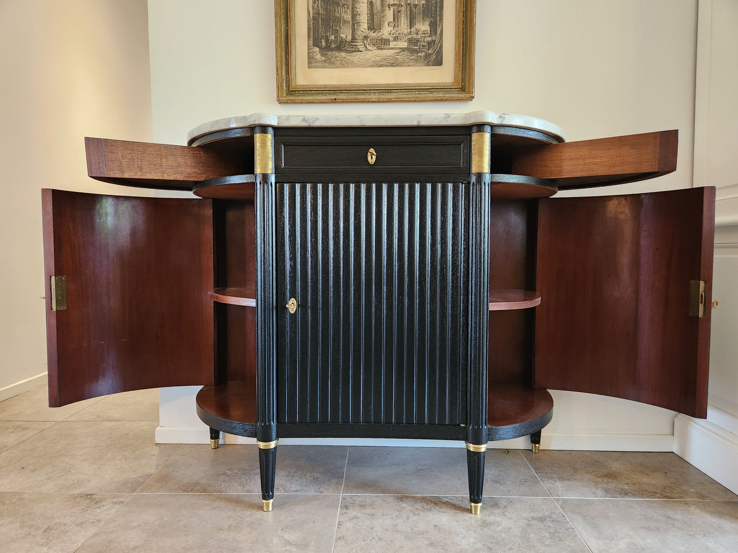 Buffet Louis XVI, marbre de Carrare, détails en bronze.