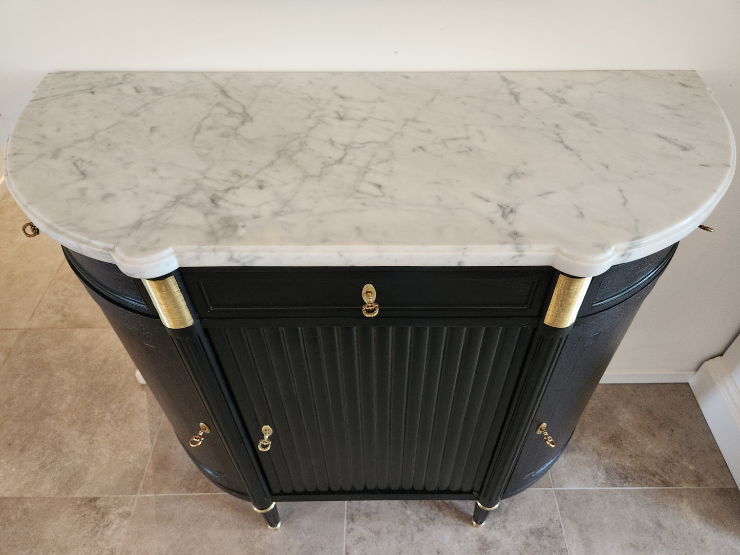 Buffet Louis XVI, marbre de Carrare, détails en bronze.