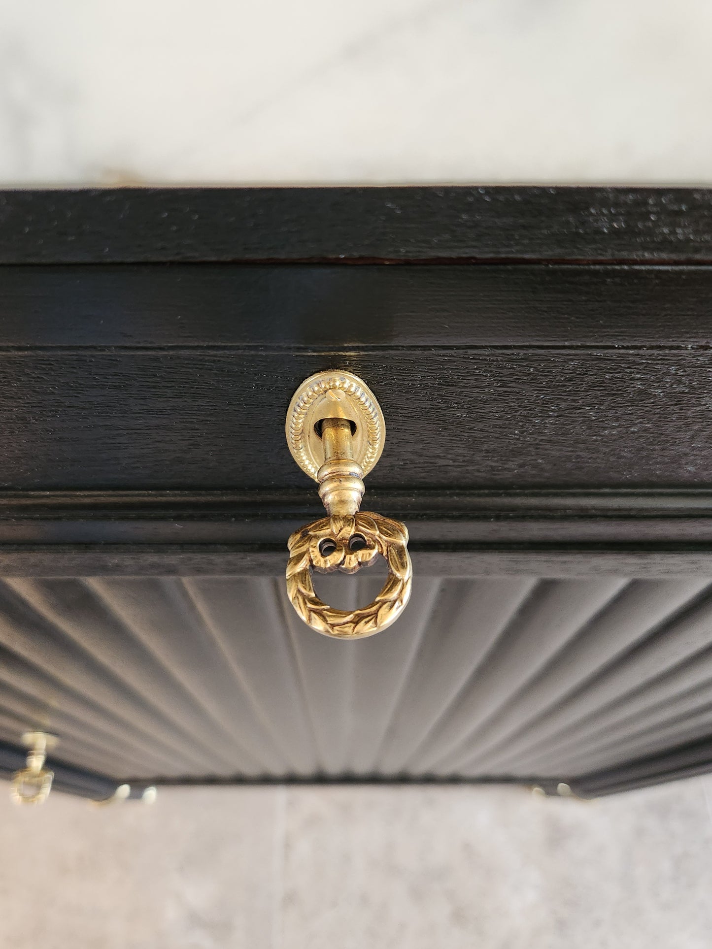 Buffet Louis XVI, marbre de Carrare, détails en bronze.