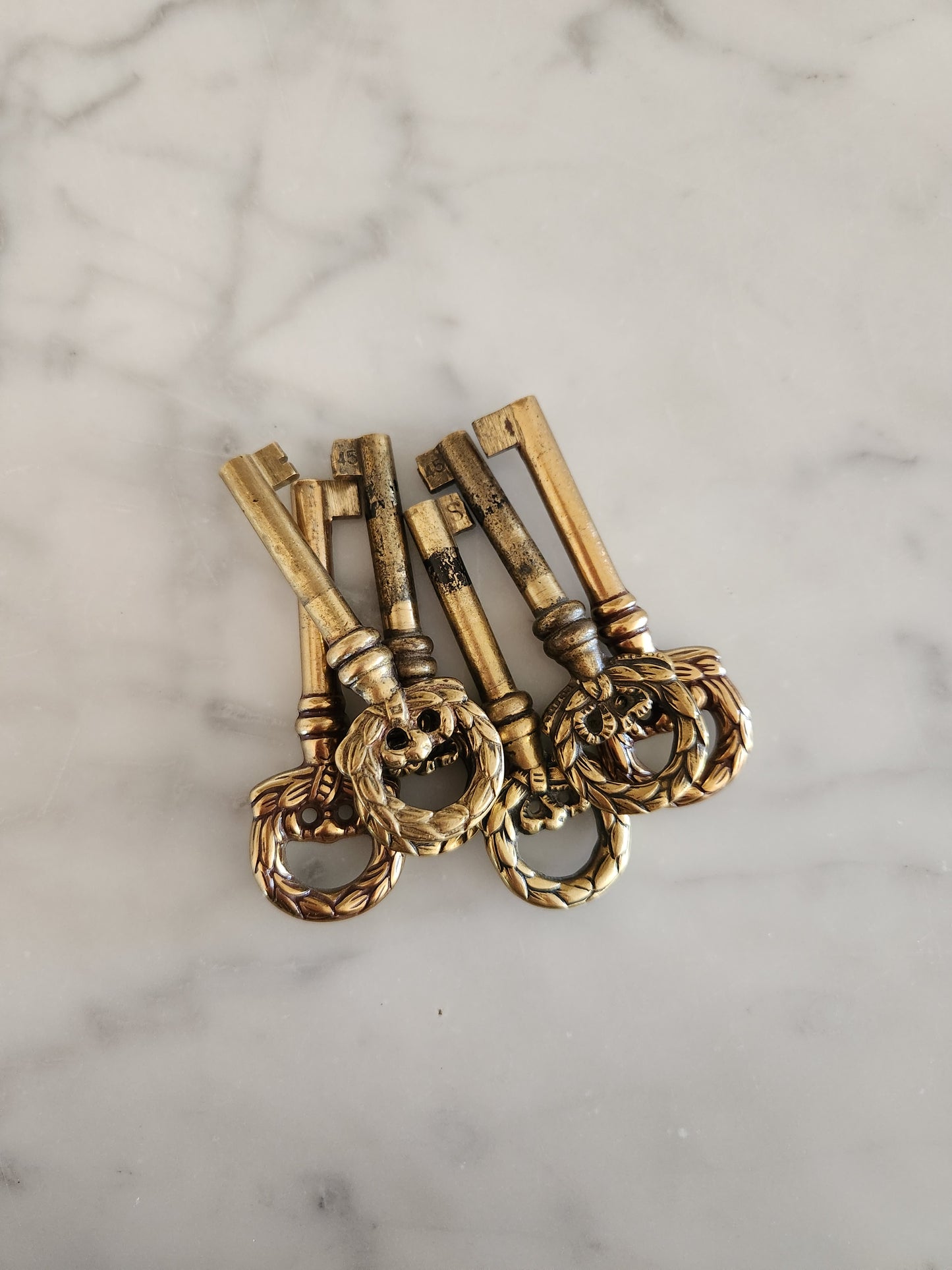 Buffet Louis XVI, marbre de Carrare, détails en bronze.