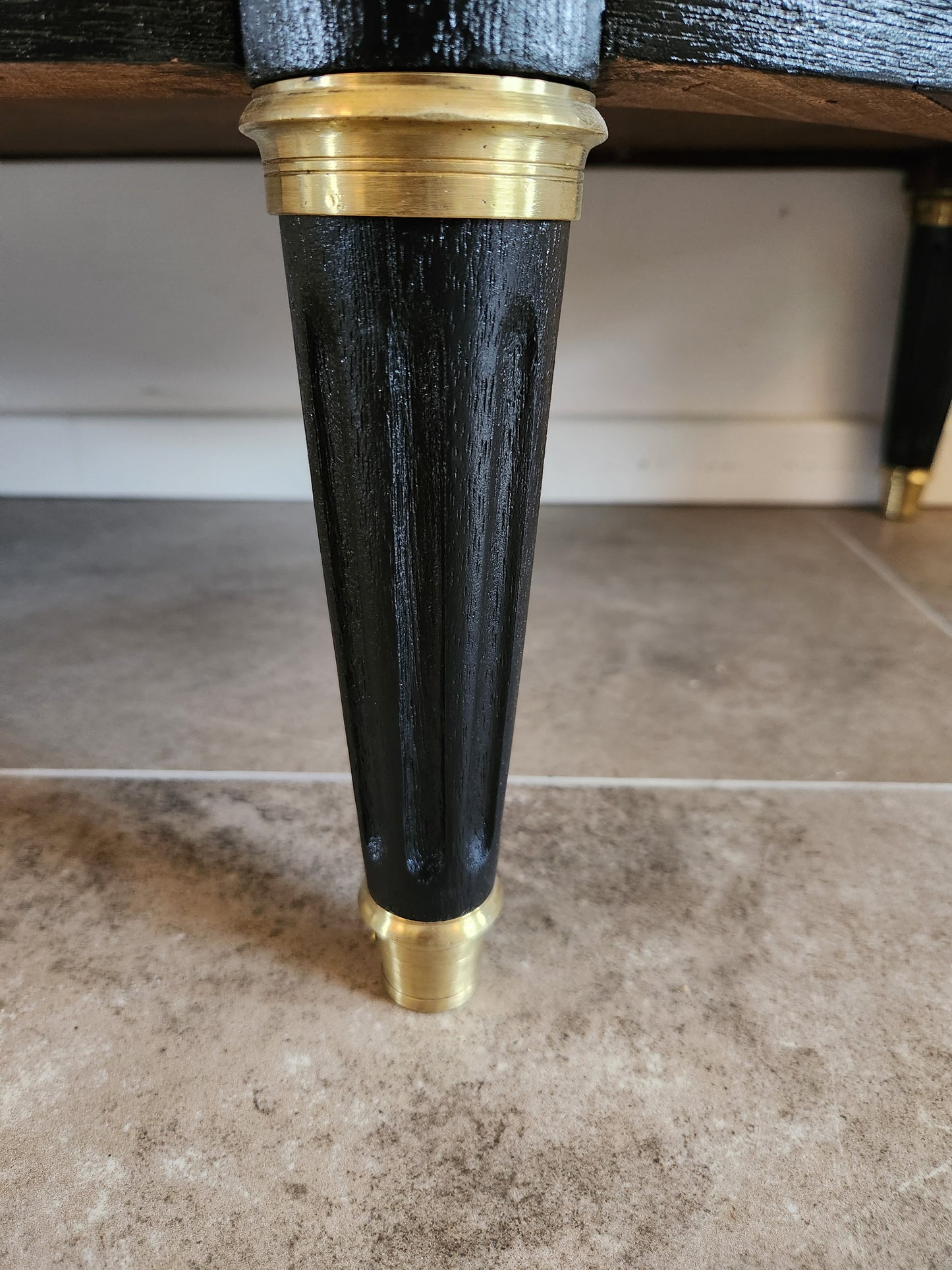 Buffet Louis XVI, marbre de Carrare, détails en bronze.