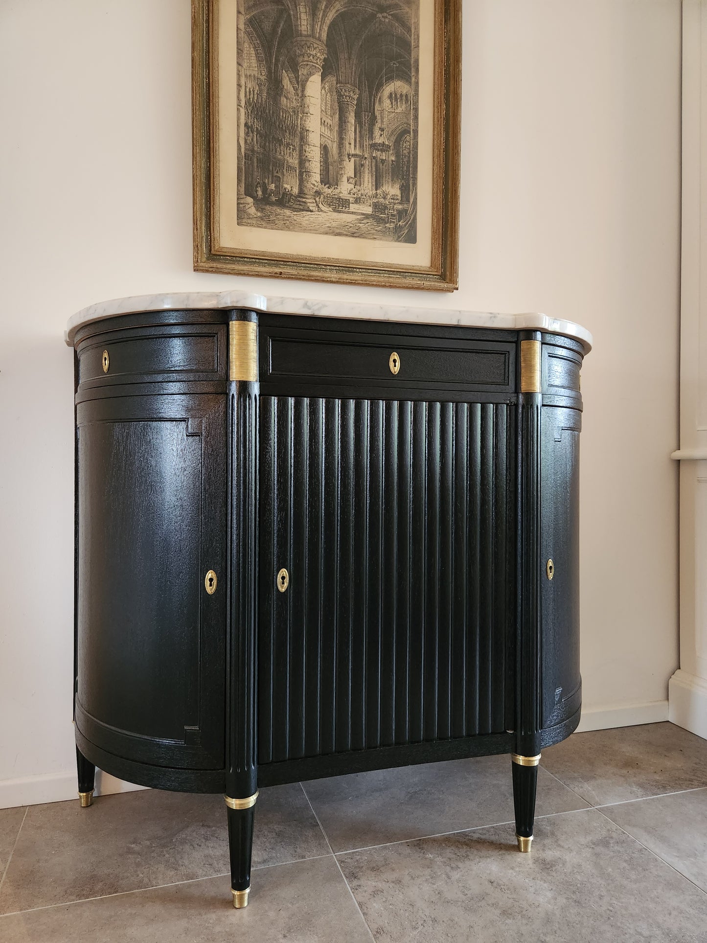 Buffet Louis XVI, marbre de Carrare, détails en bronze.