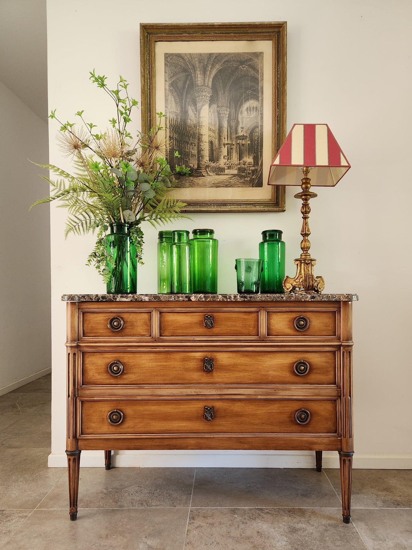 Commode Louis XVI, marbre Brèche Nouvelle, bronze.