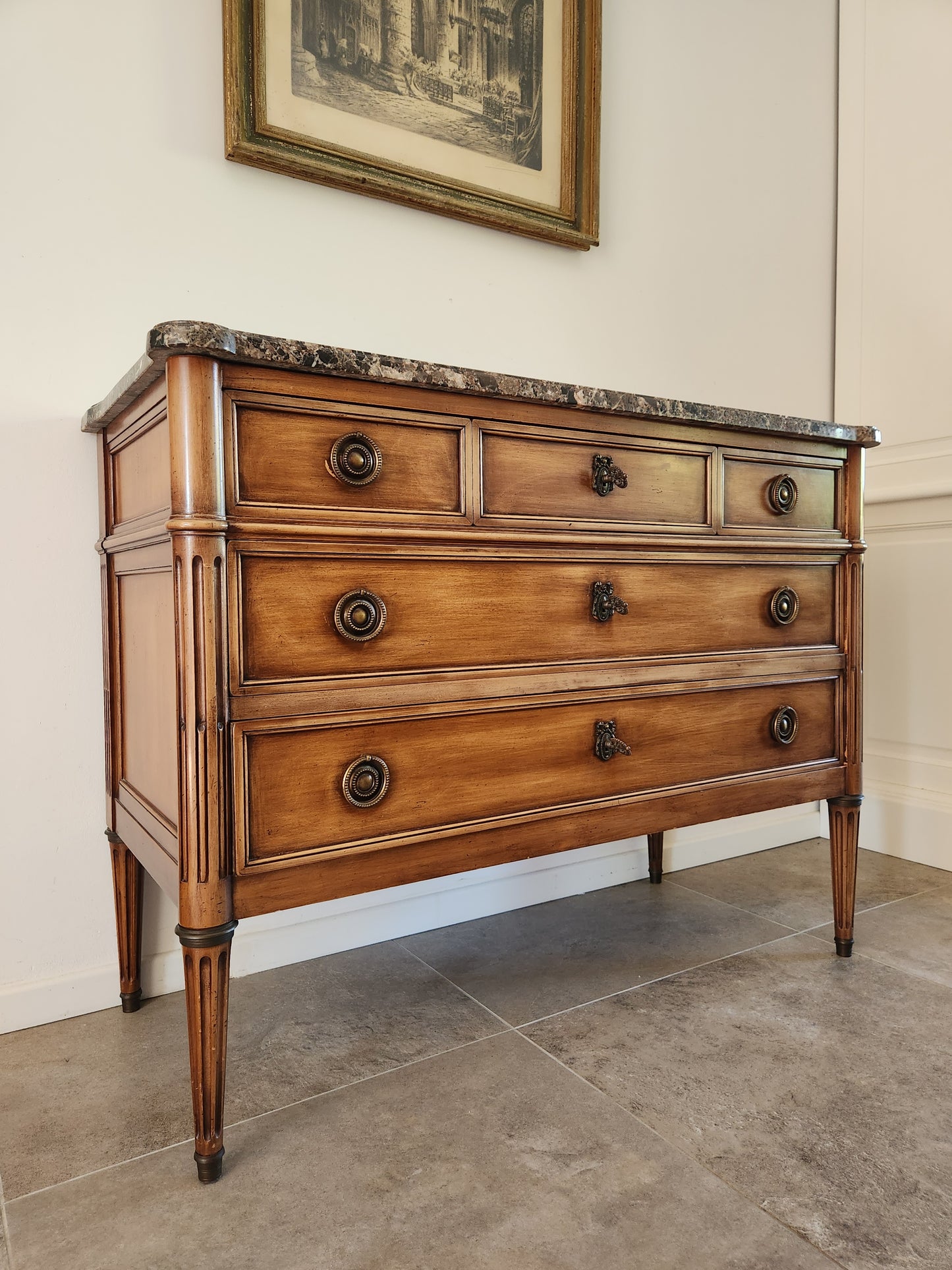 Commode Louis XVI, marbre Brèche Nouvelle, bronze.