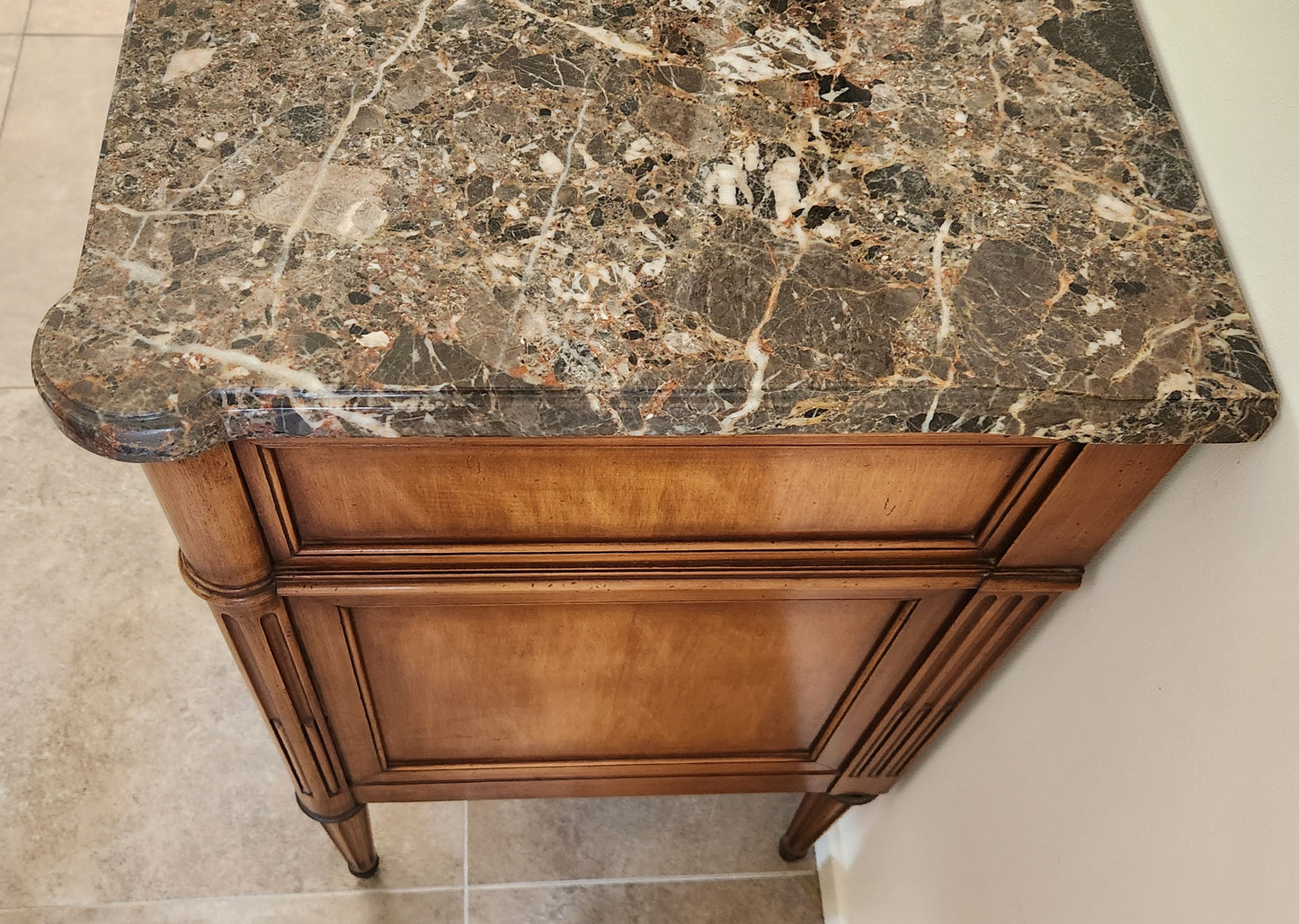 Commode Louis XVI, marbre Brèche Nouvelle, bronze.