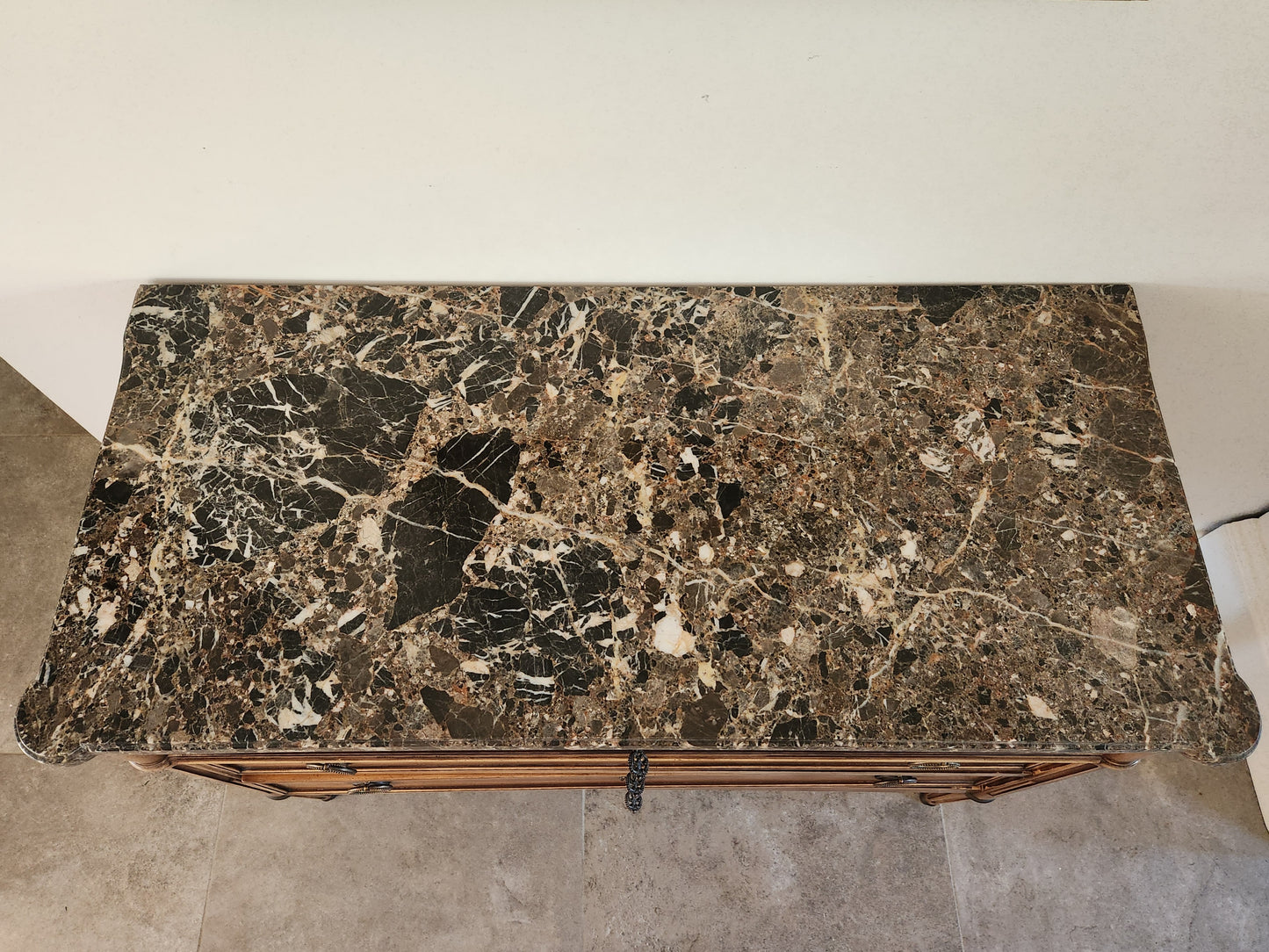 Commode Louis XVI, marbre Brèche Nouvelle, bronze.