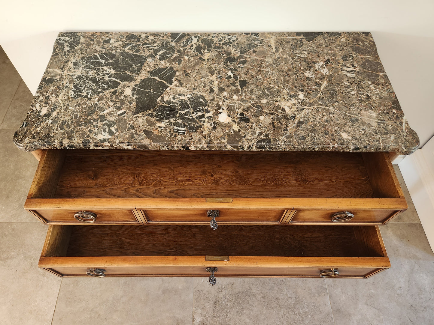 Commode Louis XVI, marbre Brèche Nouvelle, bronze.