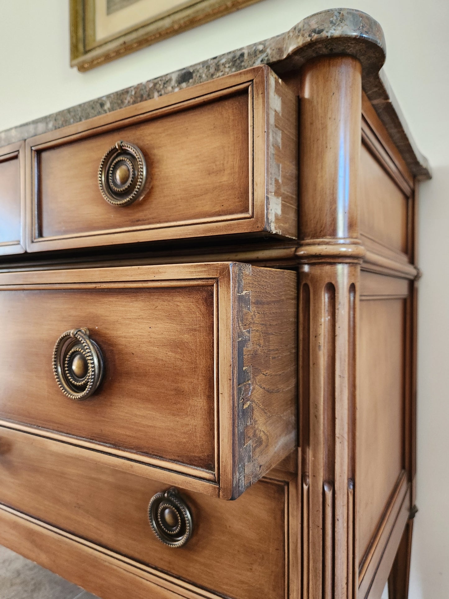 Commode Louis XVI, marbre Brèche Nouvelle, bronze.