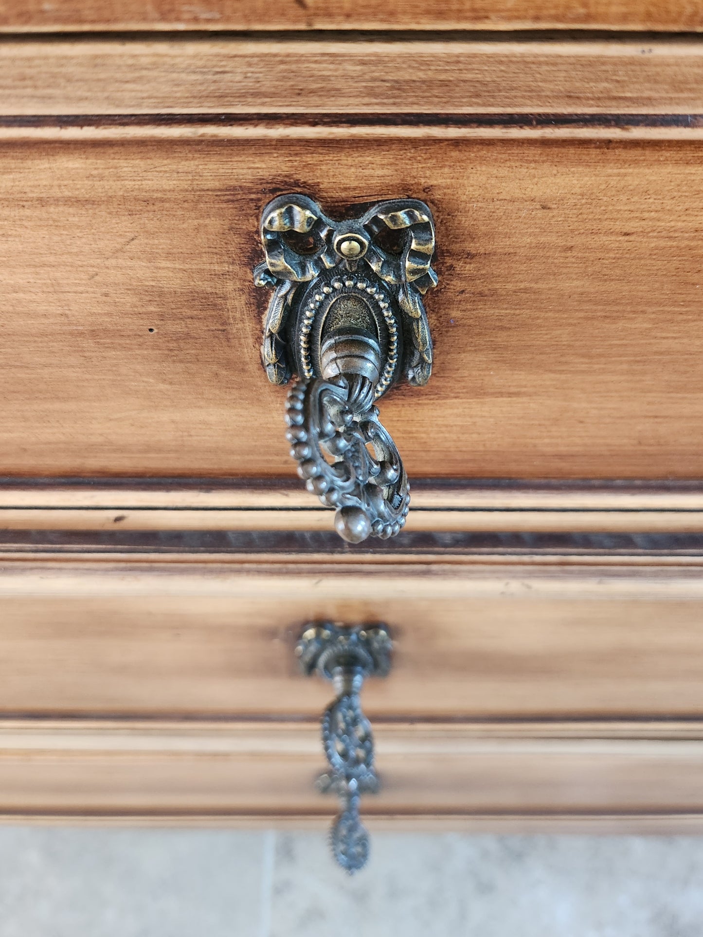 Commode Louis XVI, marbre Brèche Nouvelle, bronze.