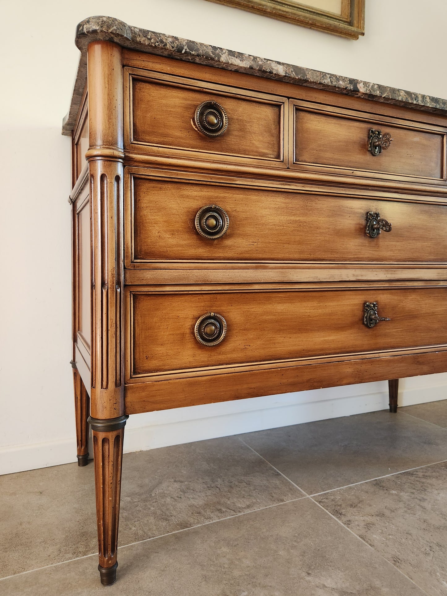 Commode Louis XVI, marbre Brèche Nouvelle, bronze.