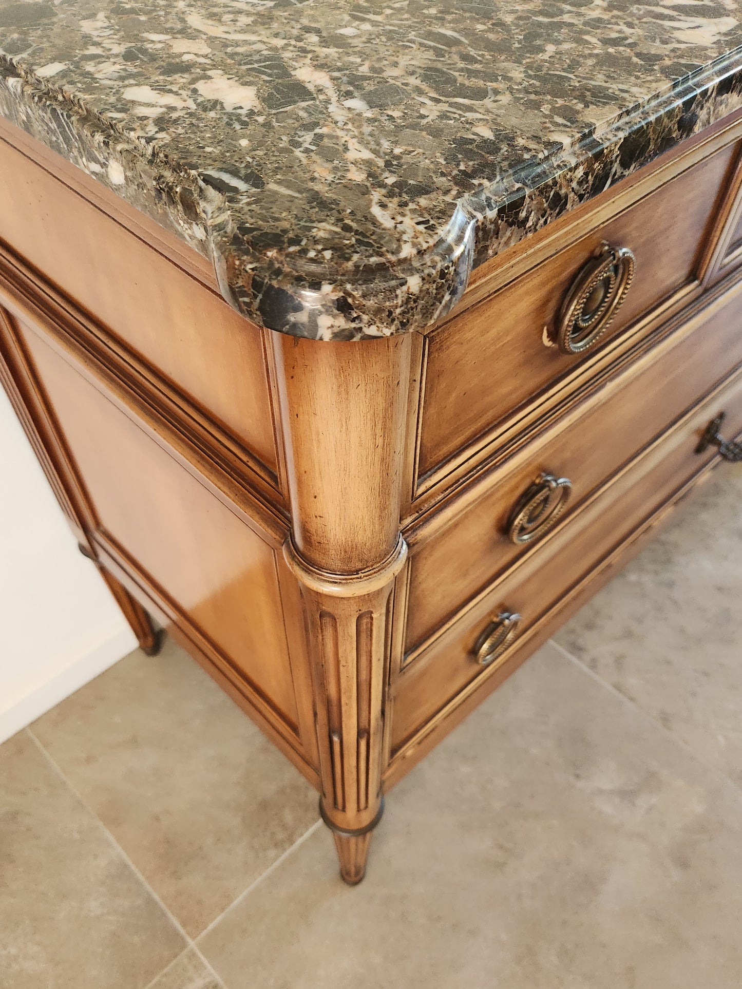Commode Louis XVI, marbre Brèche Nouvelle, bronze.