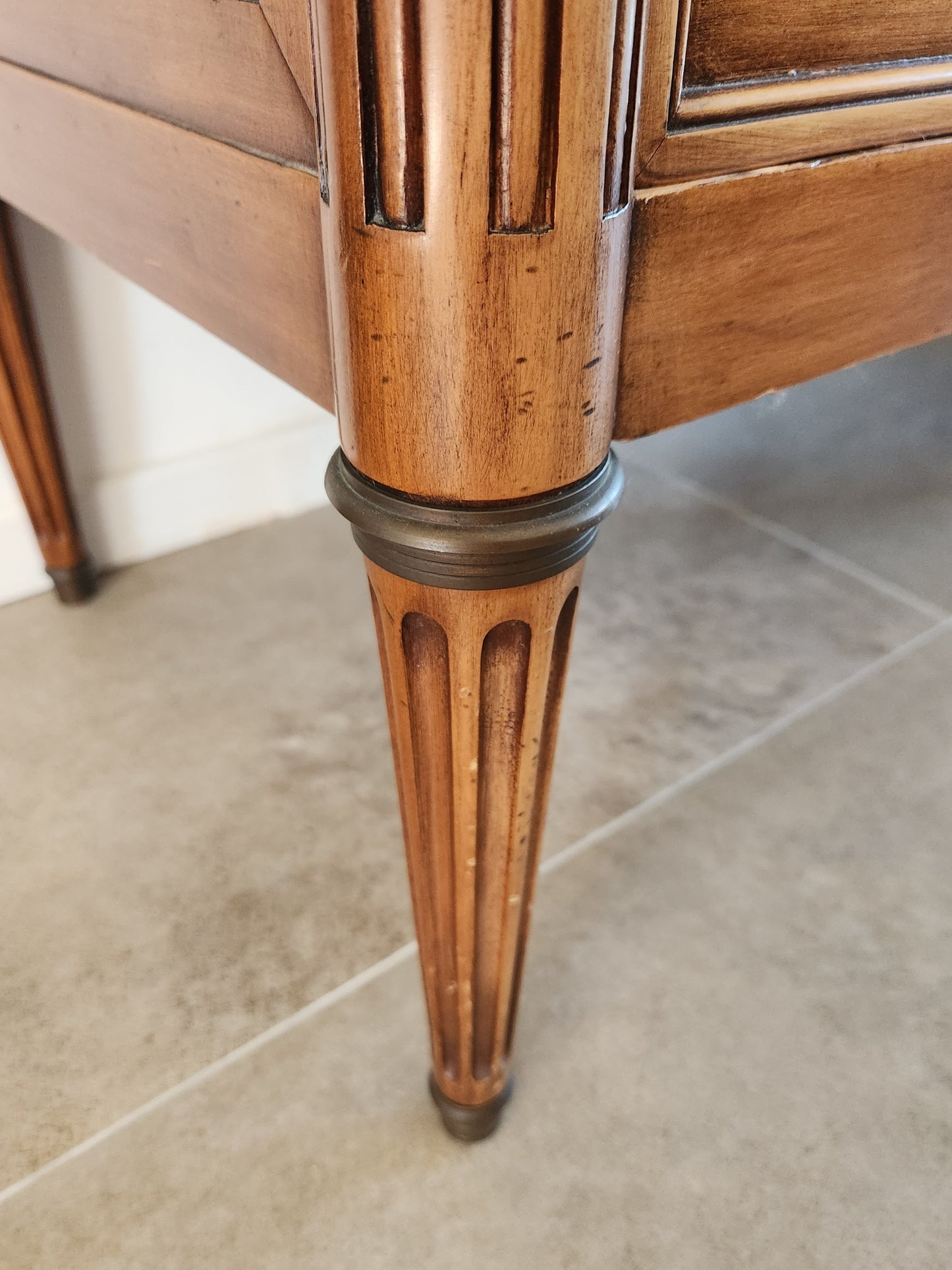 Commode Louis XVI, marbre Brèche Nouvelle, bronze.