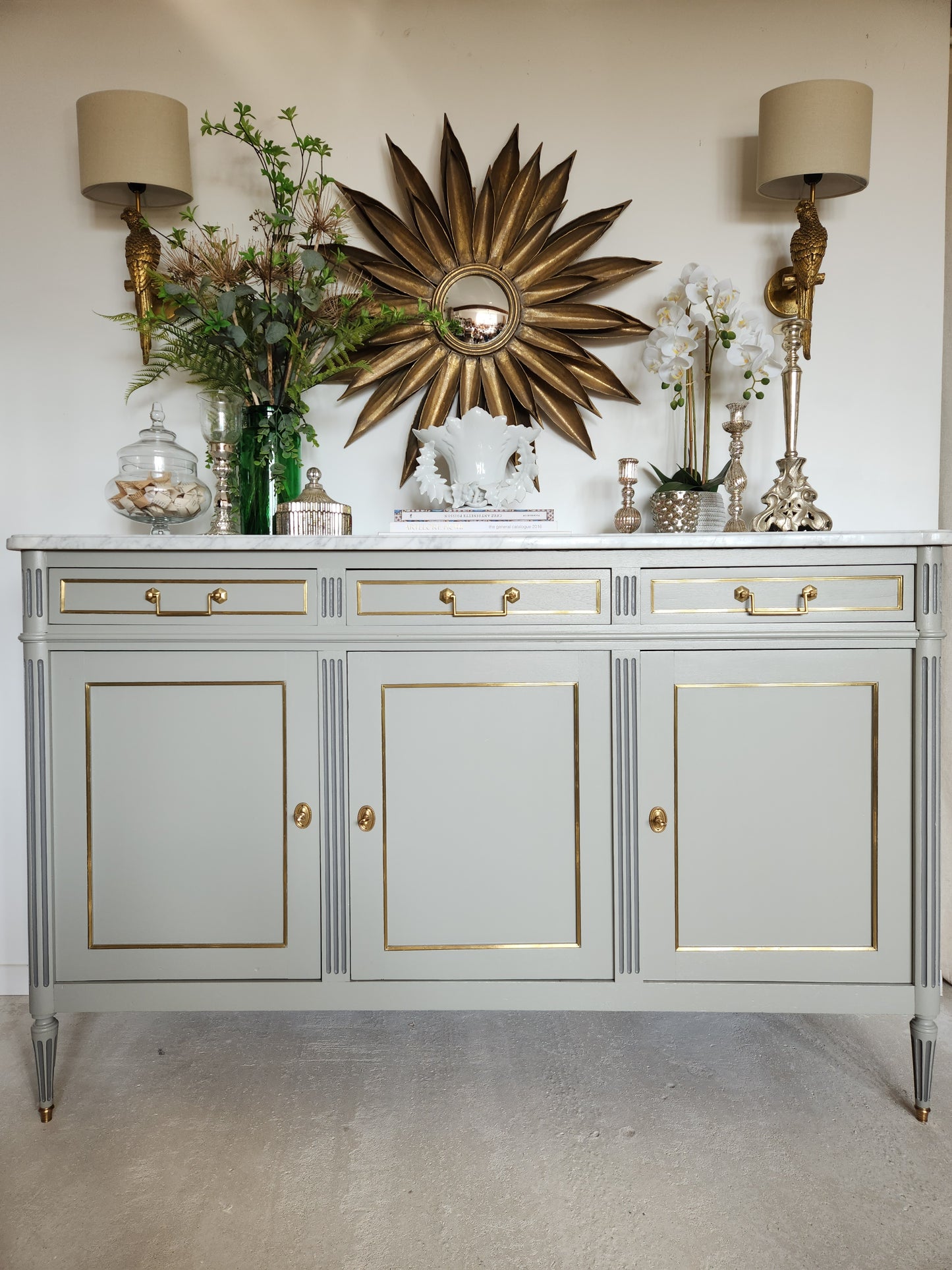 Buffet Louis XVI, marbre de Carrare, détails bronze.