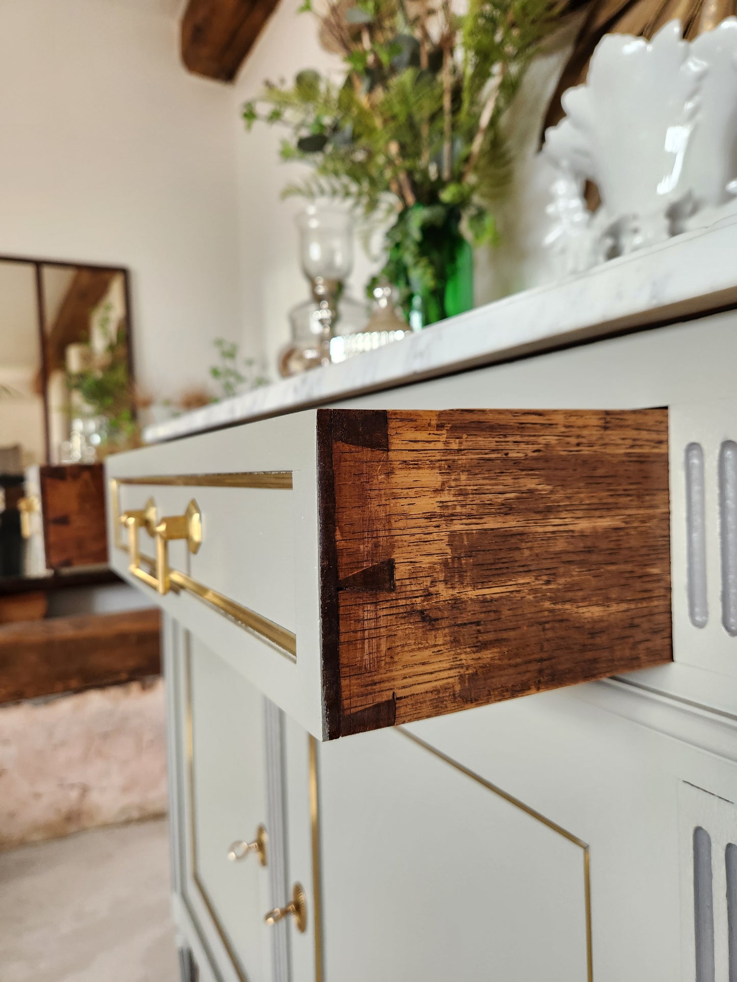 Buffet Louis XVI, marbre de Carrare, détails bronze.